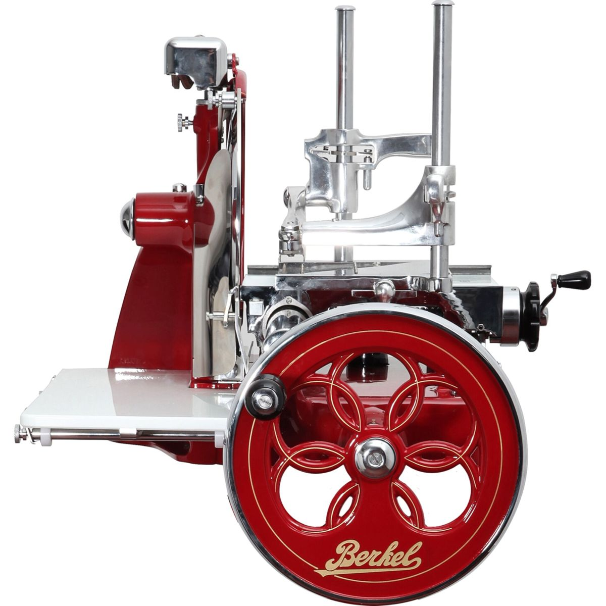 Affettatrice Berkel rossa con lama cromata e grande ruota rossa con bordo dorato.