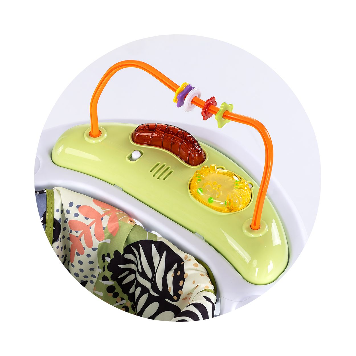 Ein grünes Baby-Aktivitätszentrum mit bunten Spielzeugen und einem gemusterten Sitz.