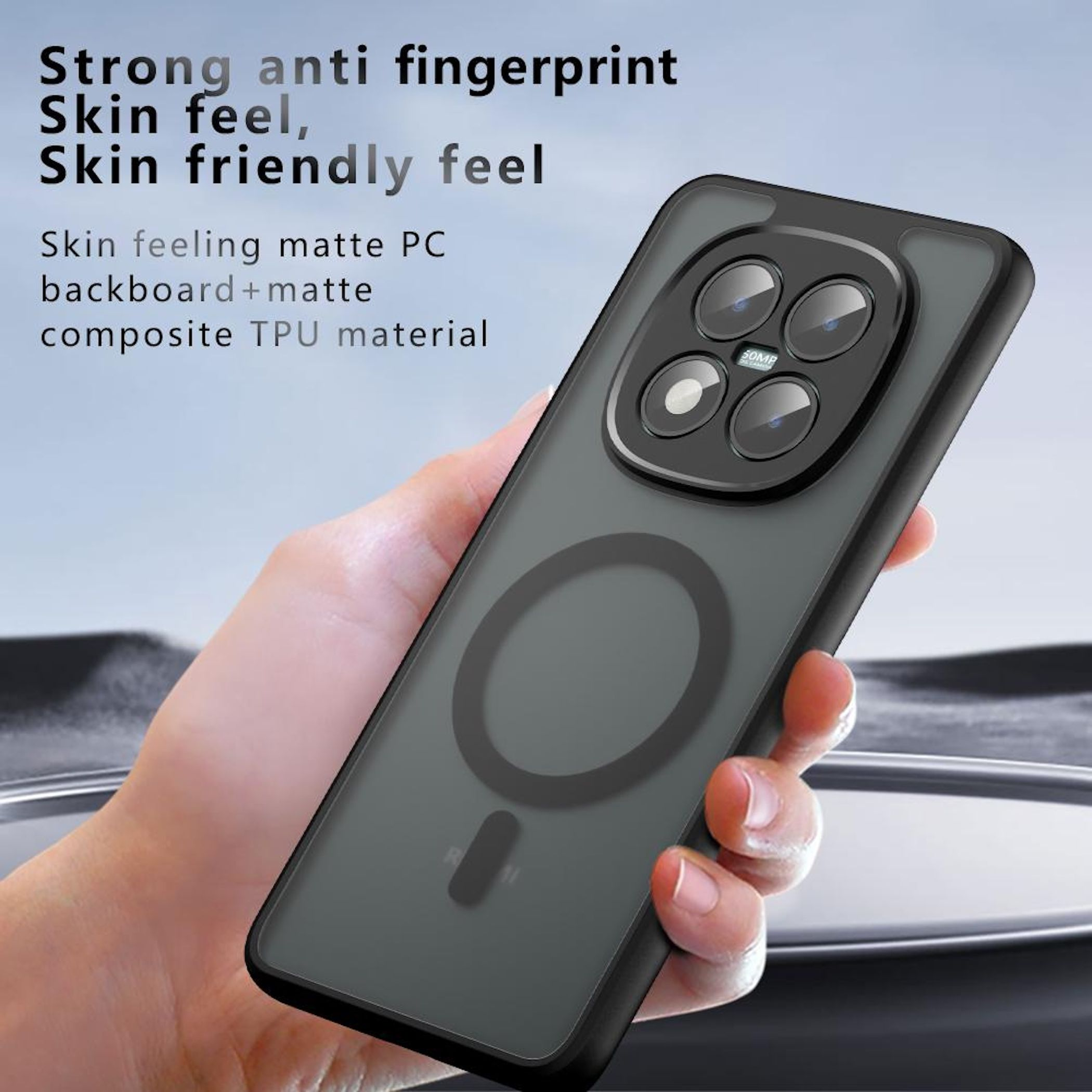 Eine Hand hält ein dunkles Handy mit vier Kameras und einem Magnetring.
