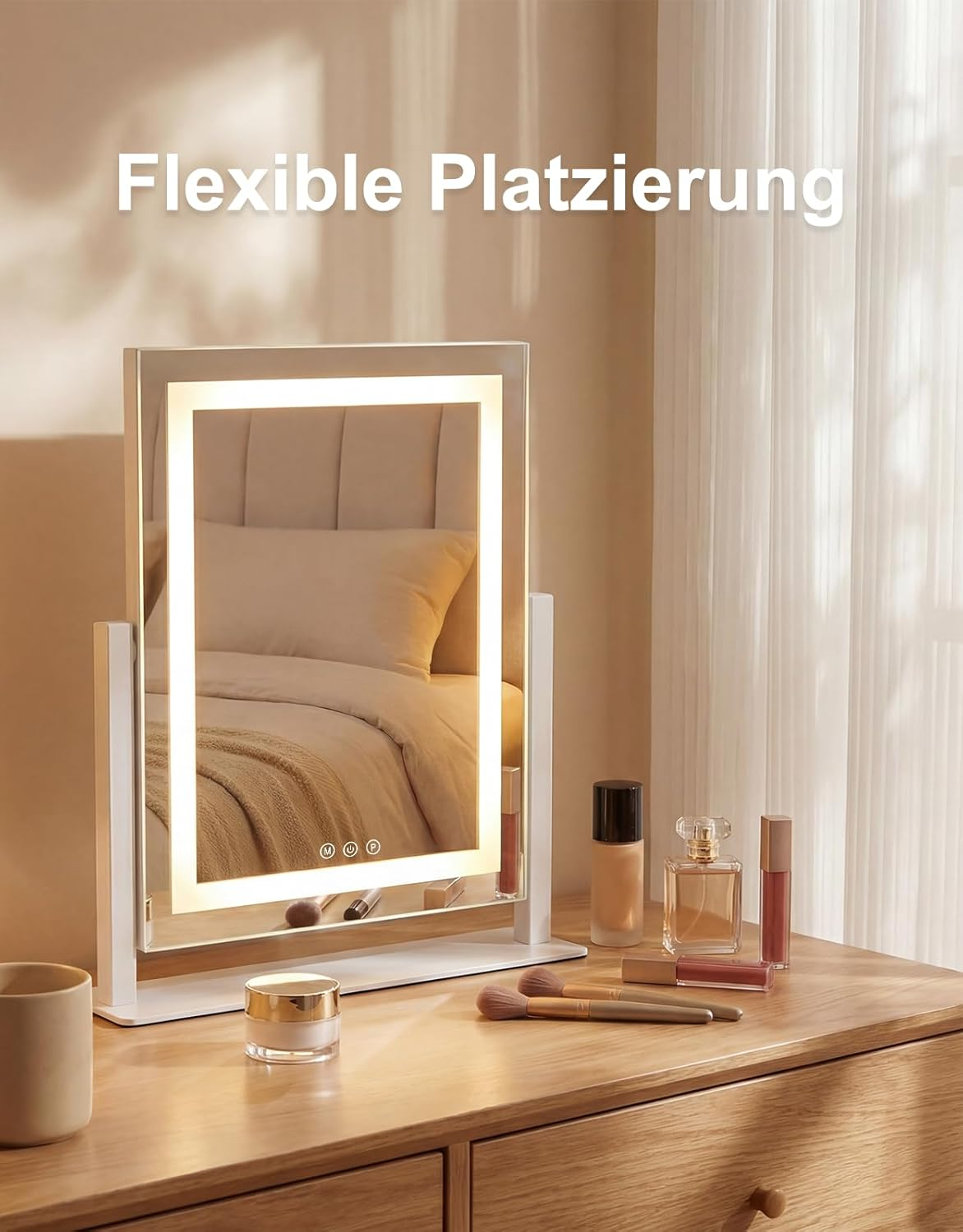 Uno specchio per il trucco illuminato su una cassettiera di legno con cosmetici e letto.