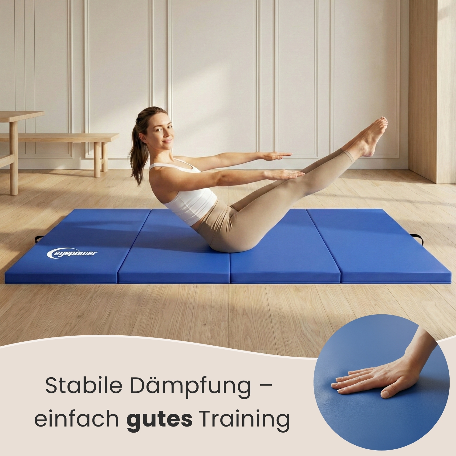 Frau macht eine Yoga-Übung auf einer blauen Matte vor einem Holztisch.