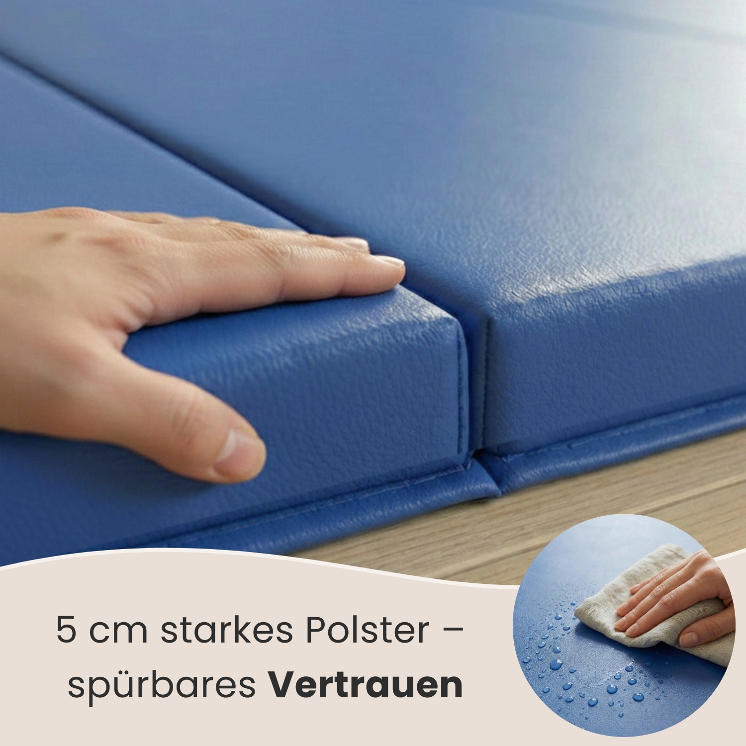 Eine Hand berührt eine blaue Matte. Text: 5 cm dicke Polsterung.