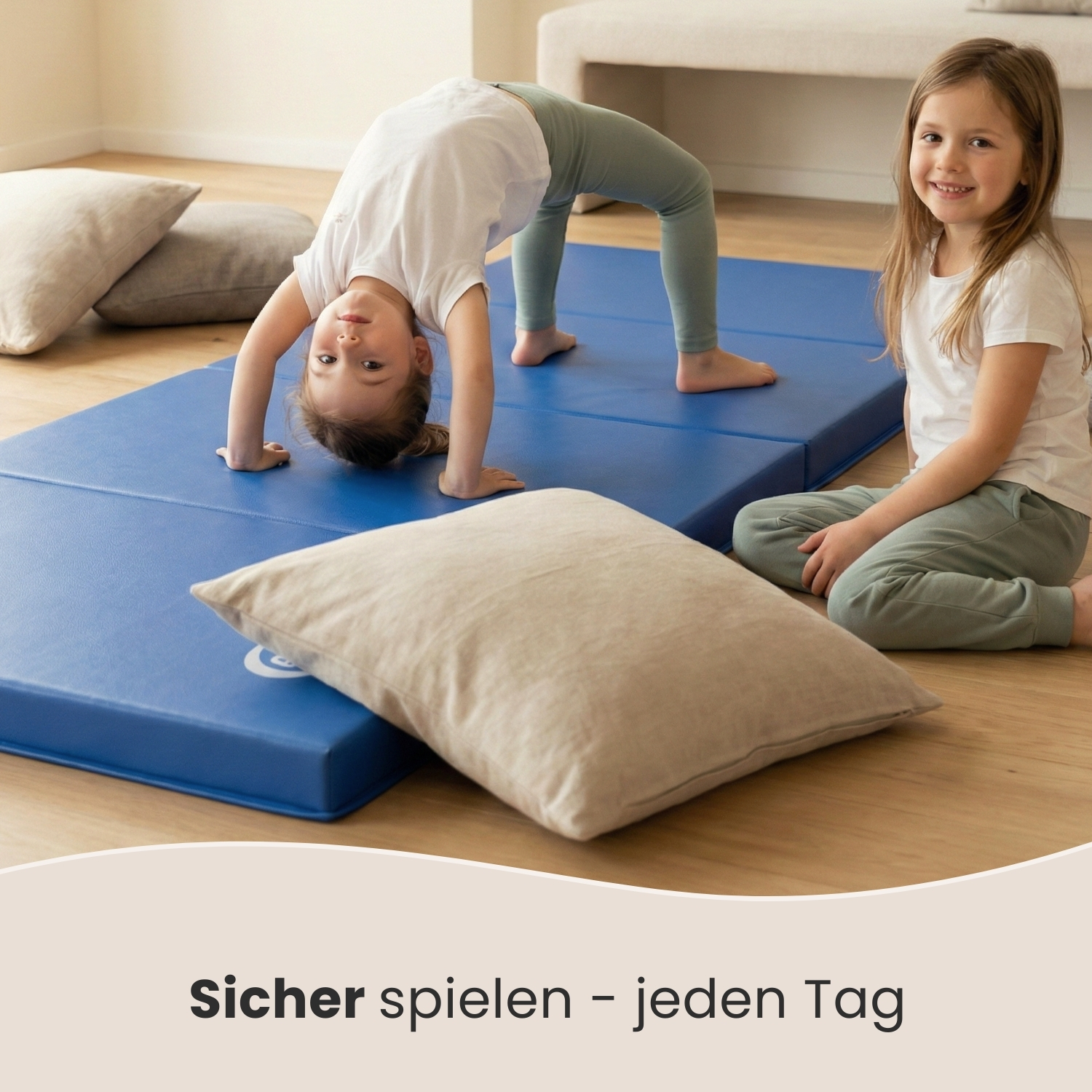 Zwei Mädchen auf einer blauen Matte. Eines macht eine Brücke, das andere sitzt.