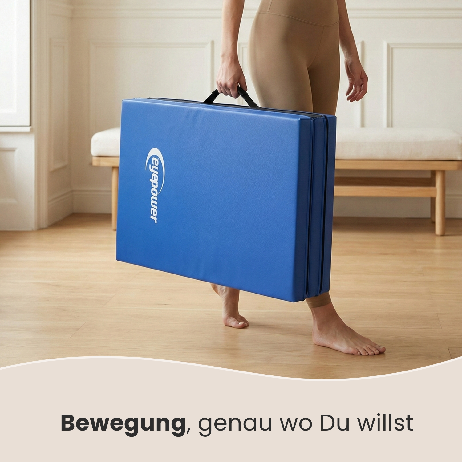 Eine Person trägt eine blaue, zusammenklappbare Matte mit dem Logo 'eyepower'.
