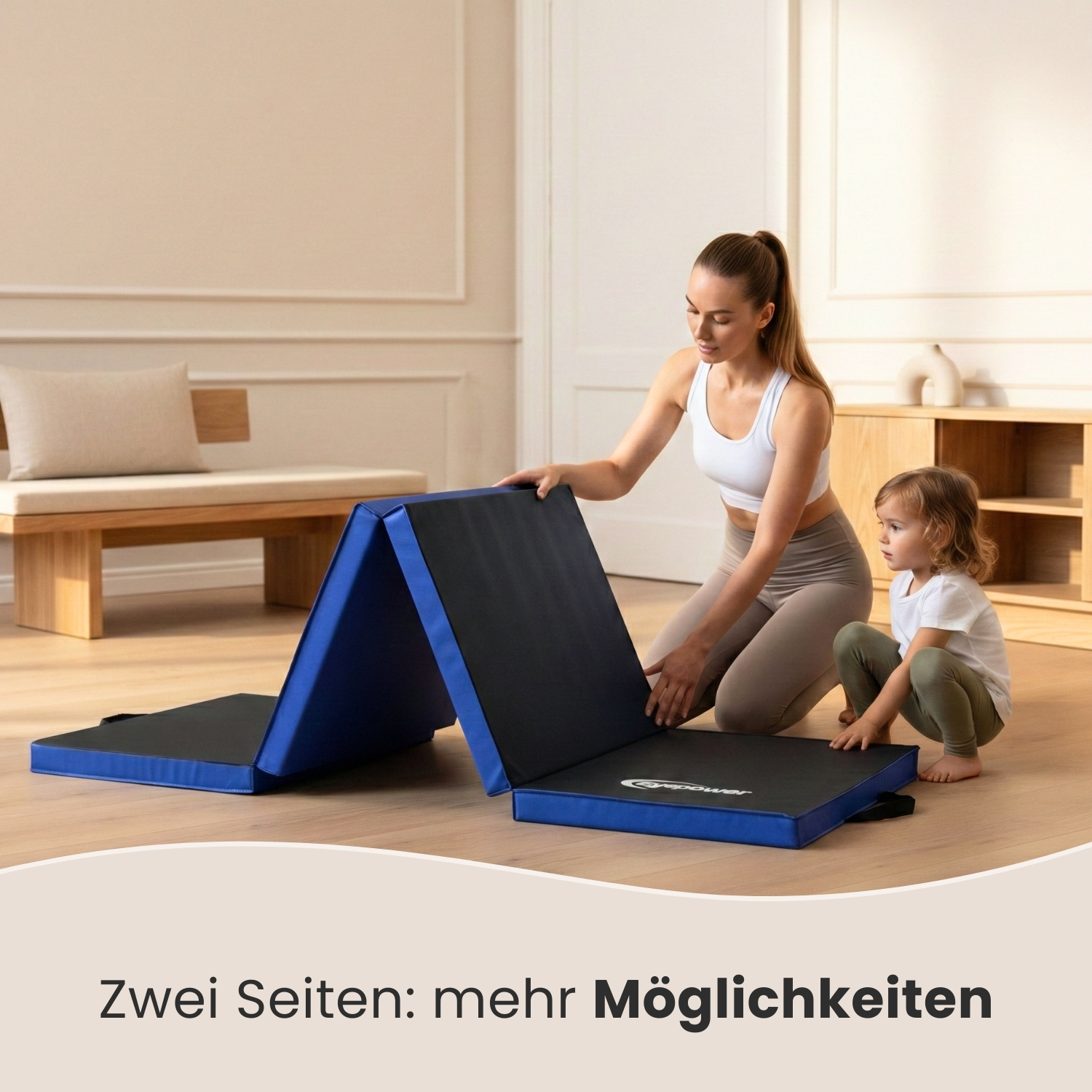 Eine Frau und ein Kind falten eine blaue und schwarze Matte in einem Wohnzimmer.