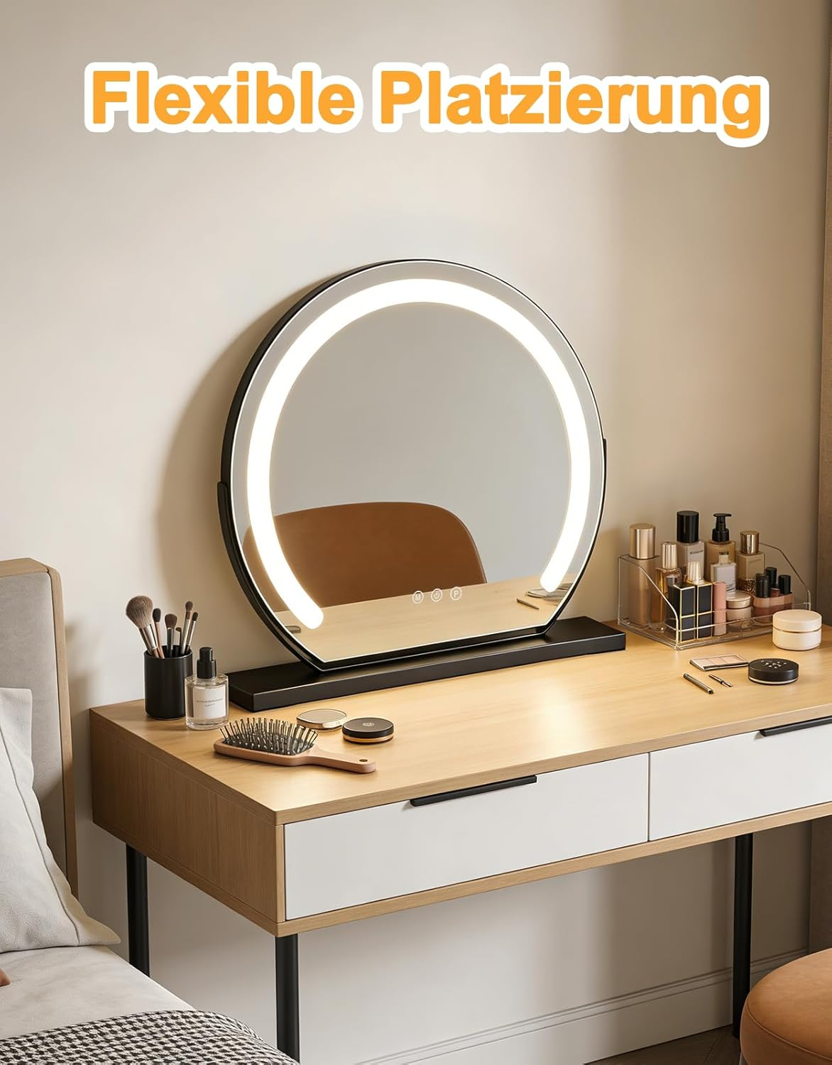 Uno specchio da trucco rotondo con luci si trova su una toeletta di legno con cosmetici.