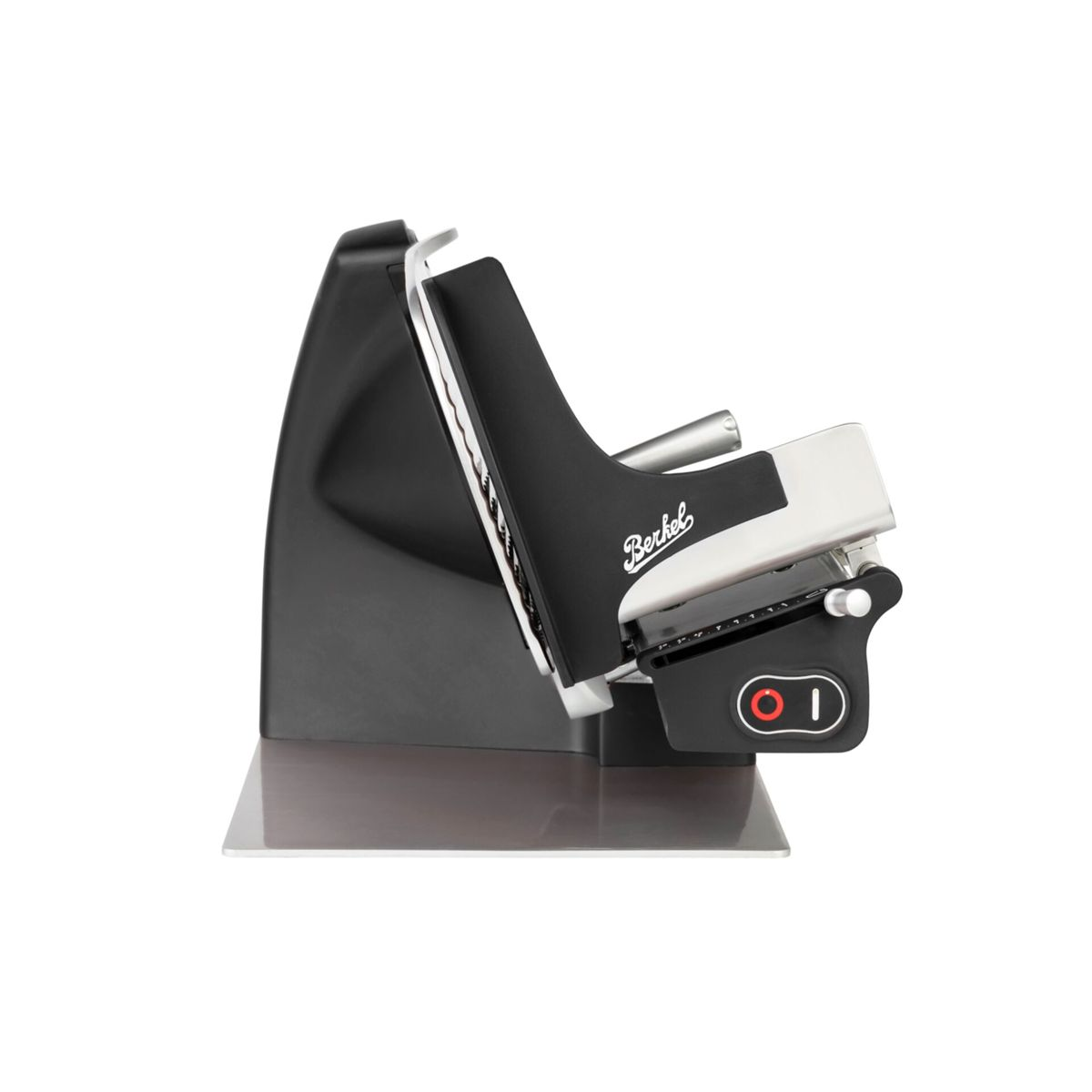 Eine schwarze Berkel Aufschnittmaschine mit Metallbasis und Klingemit weißem Hintergrund.