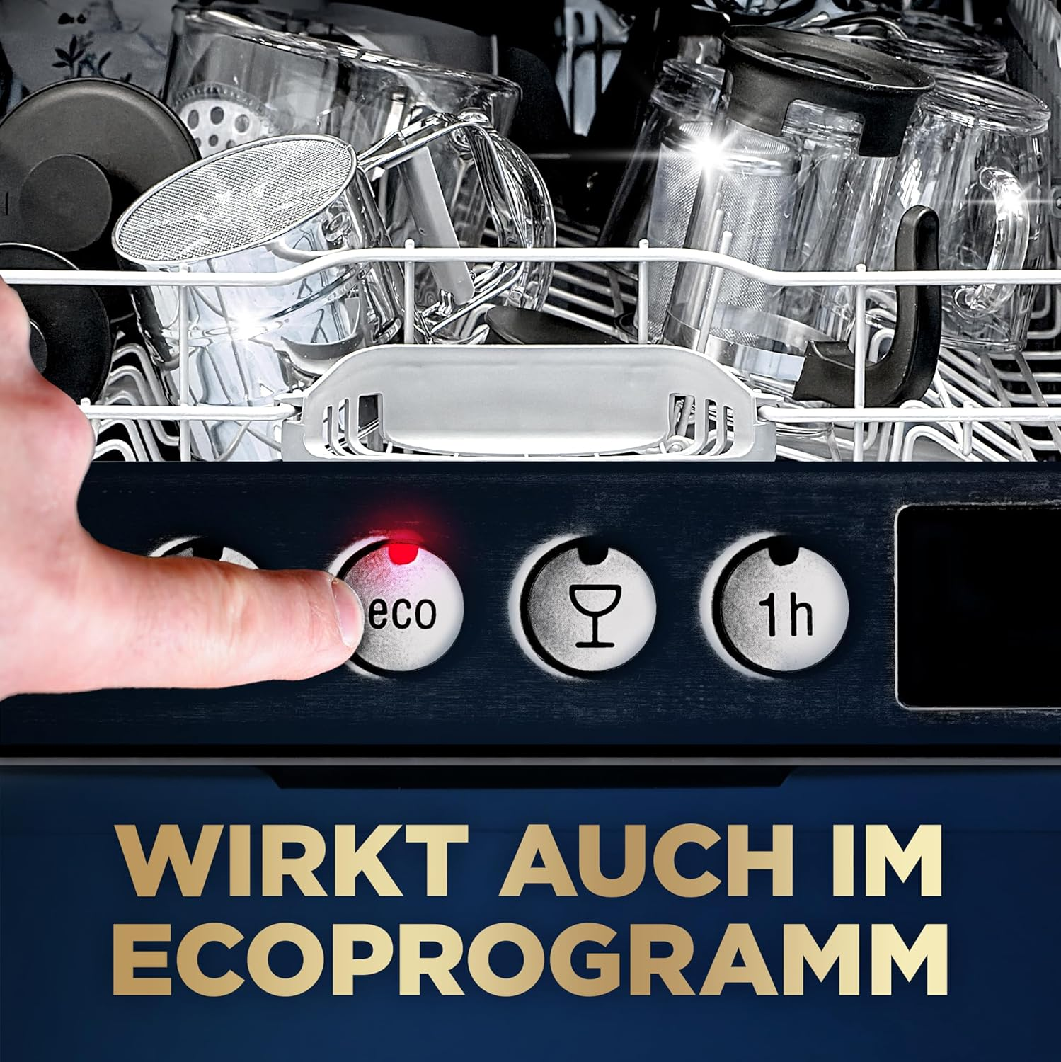 Finger drückt die 'eco'-Taste auf dem Bedienfeld einer Spülmaschine mit Geschirr darin.