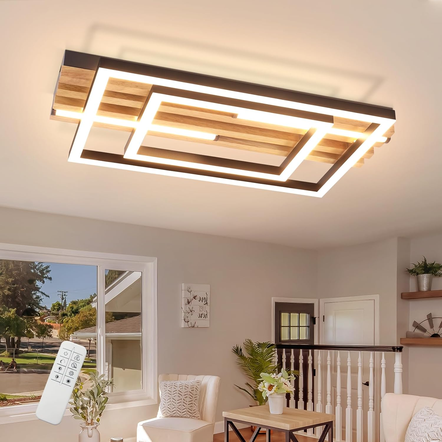 Lampadario moderno con legno e strisce LED, sopra poltrona e finestra.