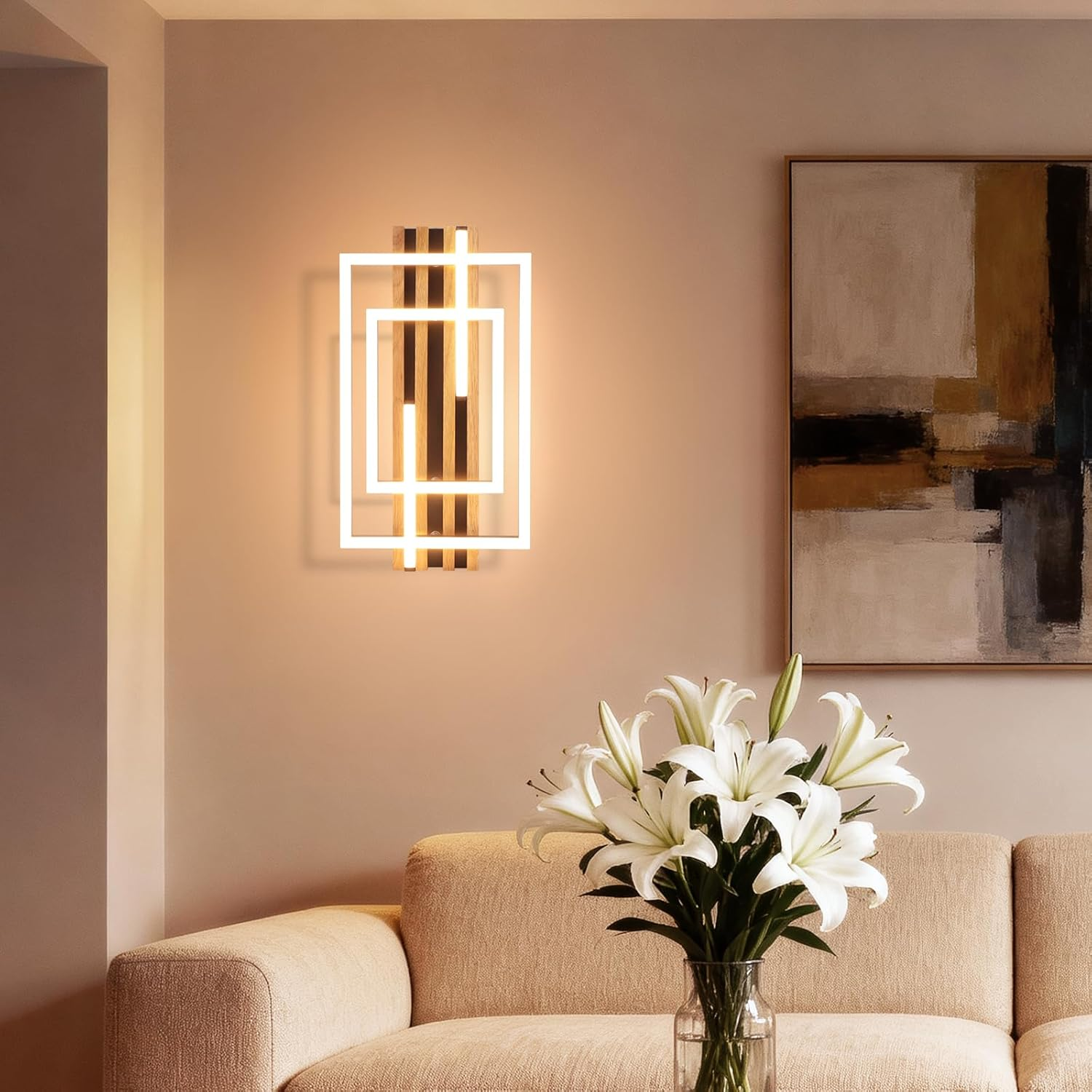 Lampada da parete moderna sopra divano con gigli e quadro astratto.