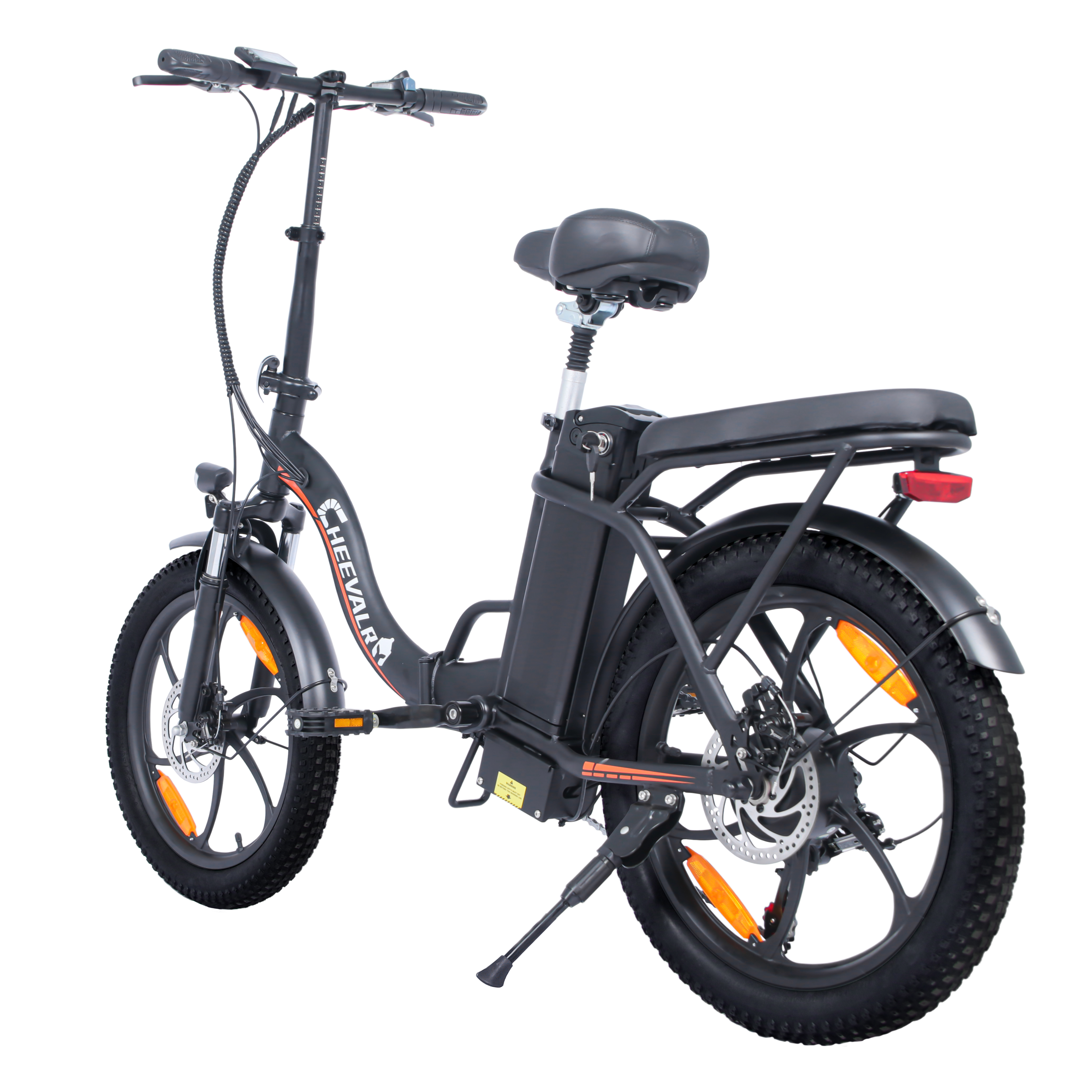 Schwarzes E-Bike mit dickem Reifen, Federgabel, Gepäckträger und Nummernschild.