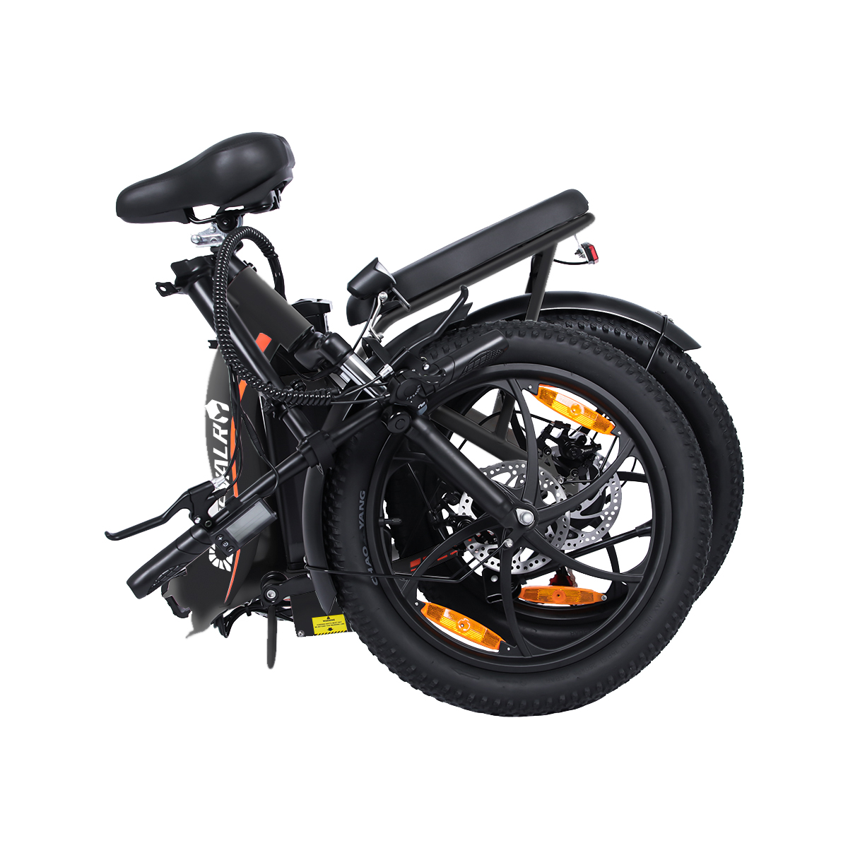 Ein schwarzes, zusammengeklapptes E-Bike mit orangefarbenen Akzenten auf weißem Hintergrund.