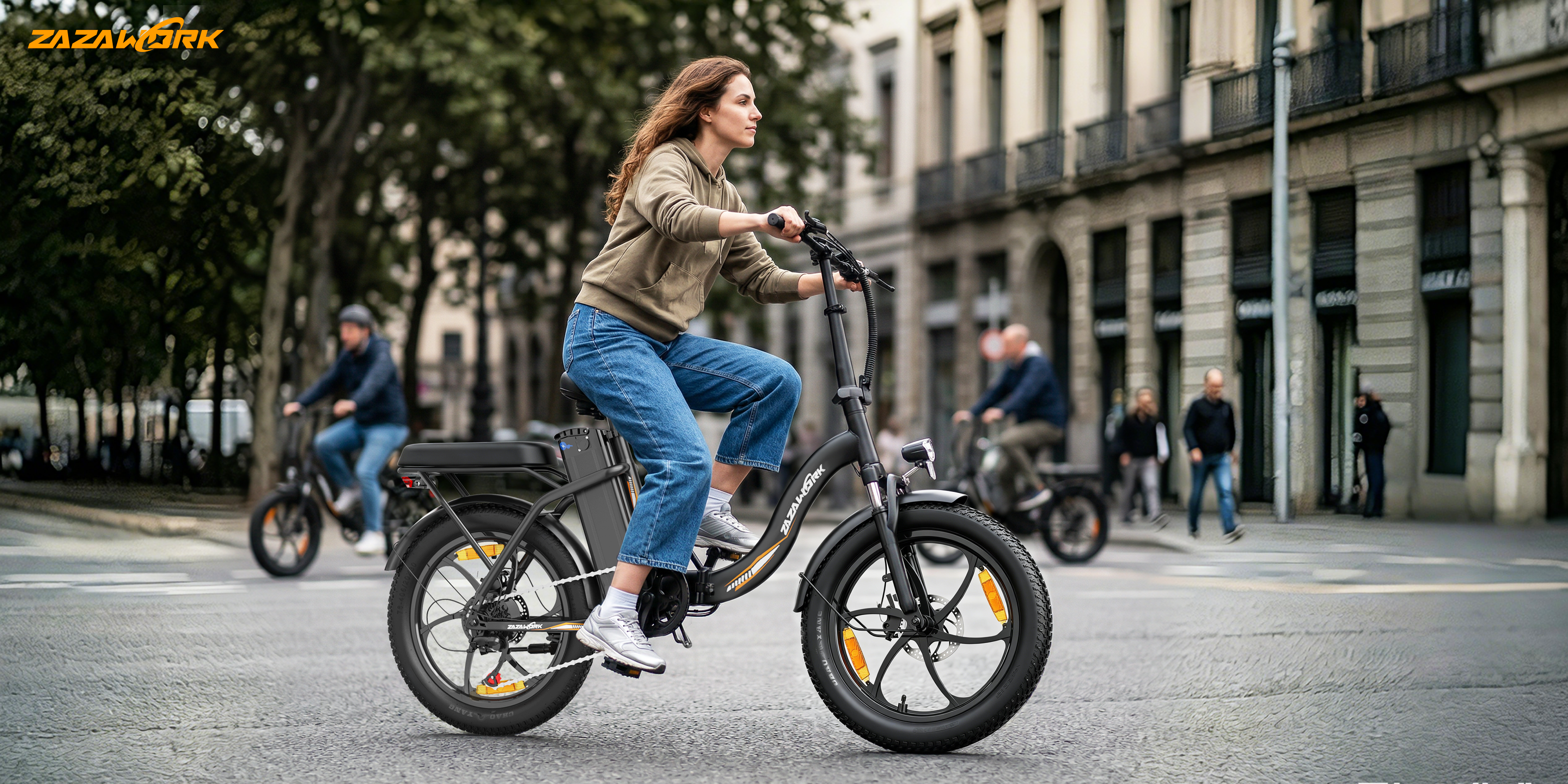 Kobieta jedzie na rowerze elektrycznym ulicą z budynkami w tle.