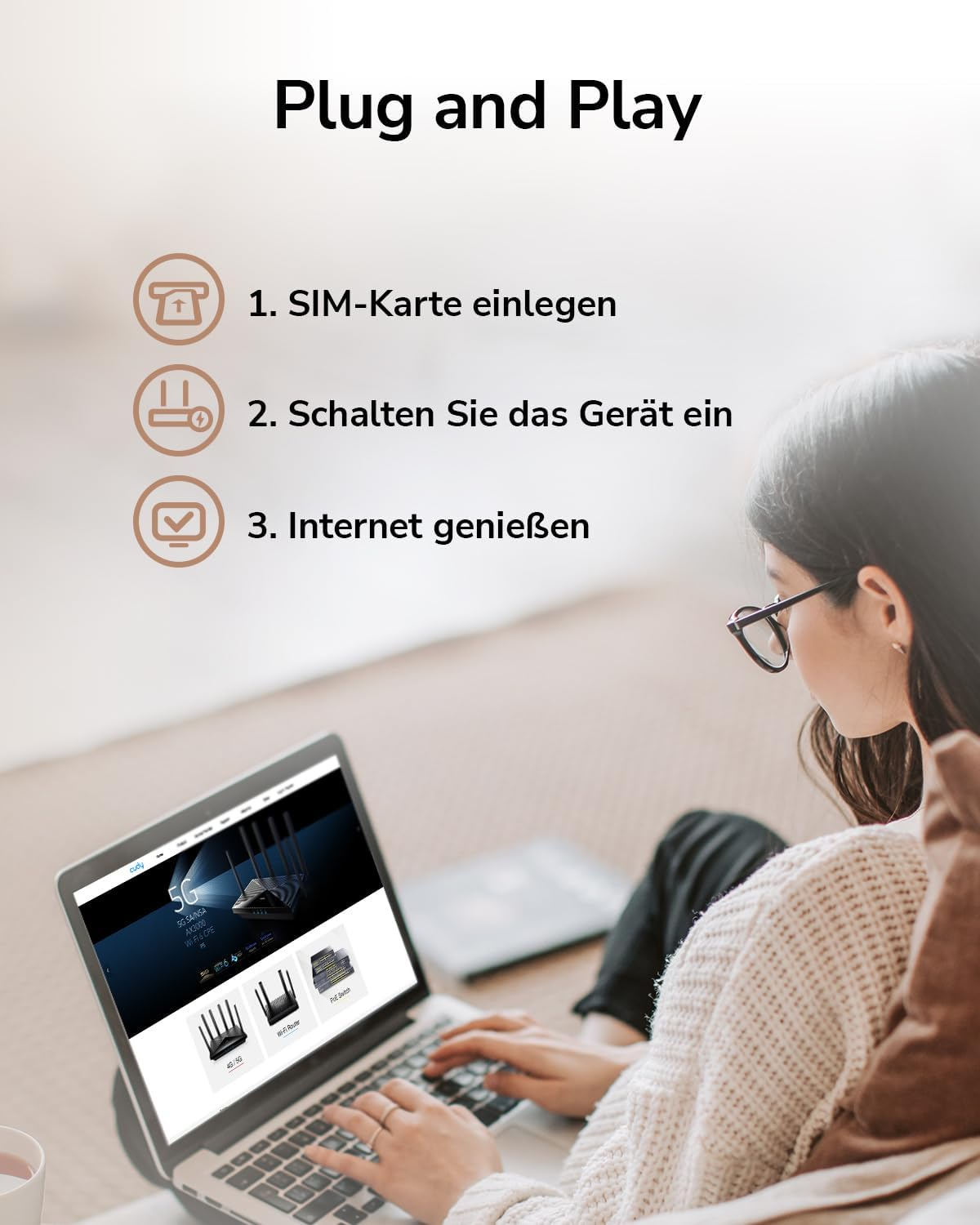 Frau benutzt Laptop mit 5G-Router-Setup. Schritte: SIM einlegen, einschalten, Internet genießen.