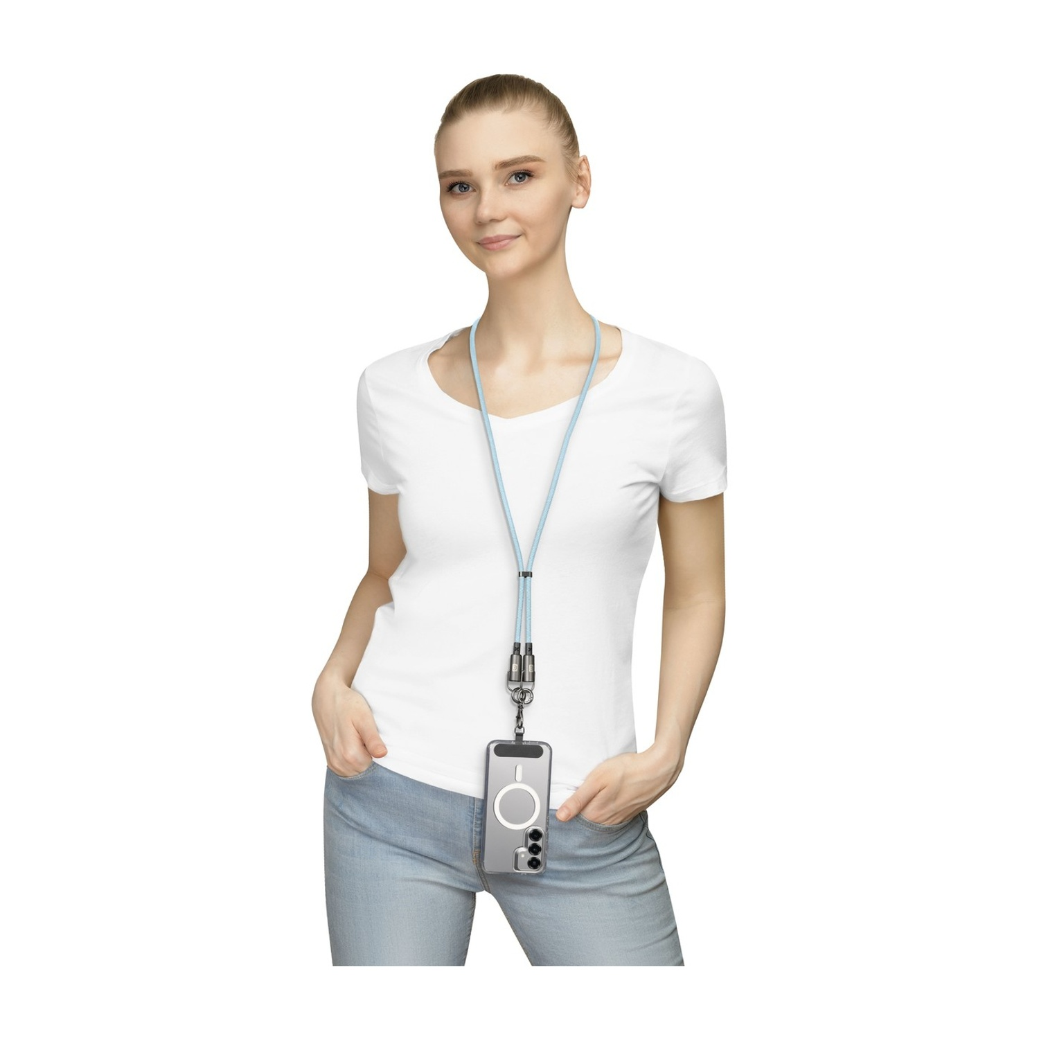 Frau mit blauem Band und Handyhülle am Hals, weiße T-Shirt, Jeans.