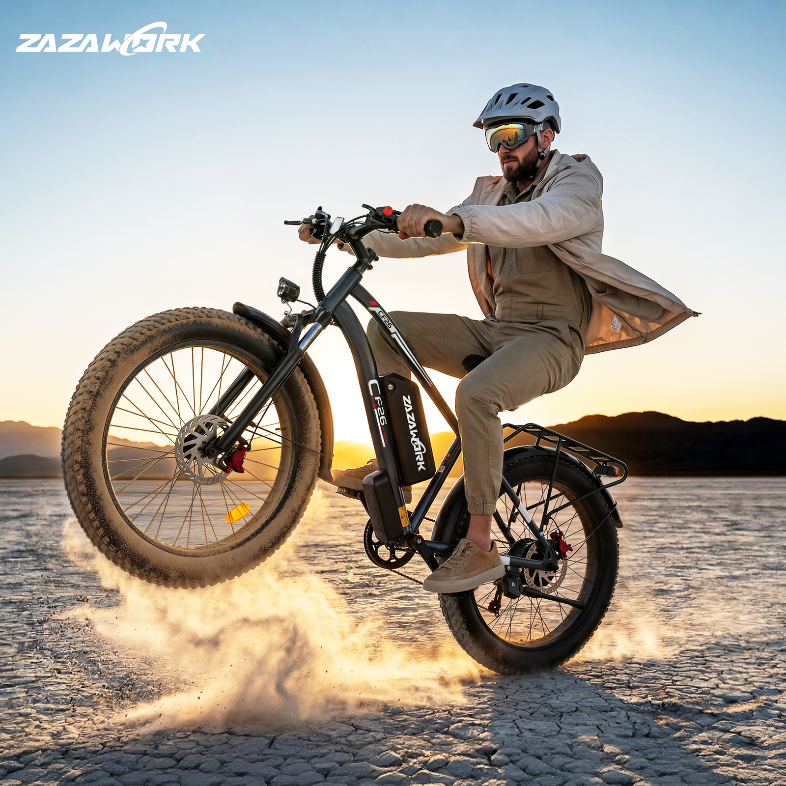 Mężczyzna na rowerze elektrycznym na pustyni o zachodzie słońca, robiący wheelie i wzbijający kurz.