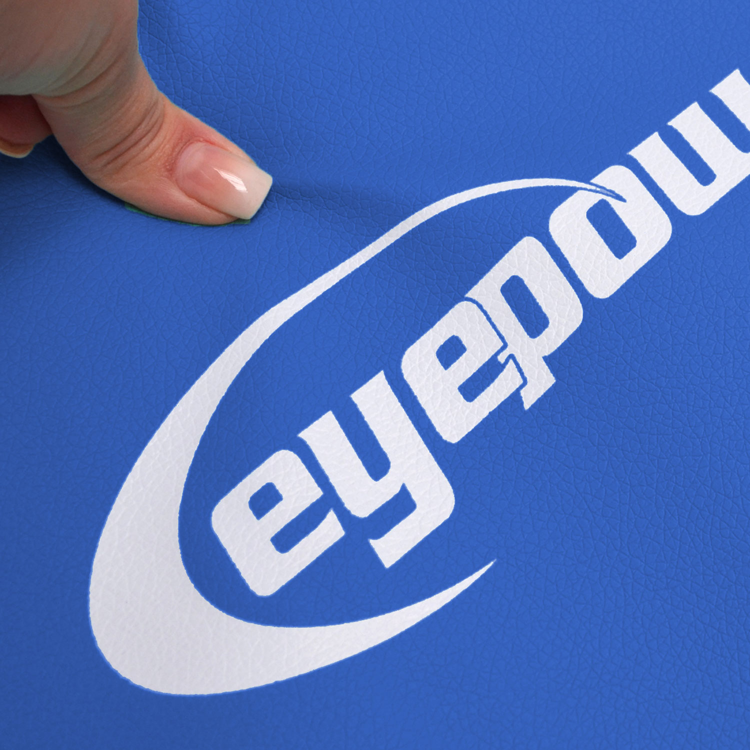Eine Hand drückt auf ein blaues Material mit weißem Logo.