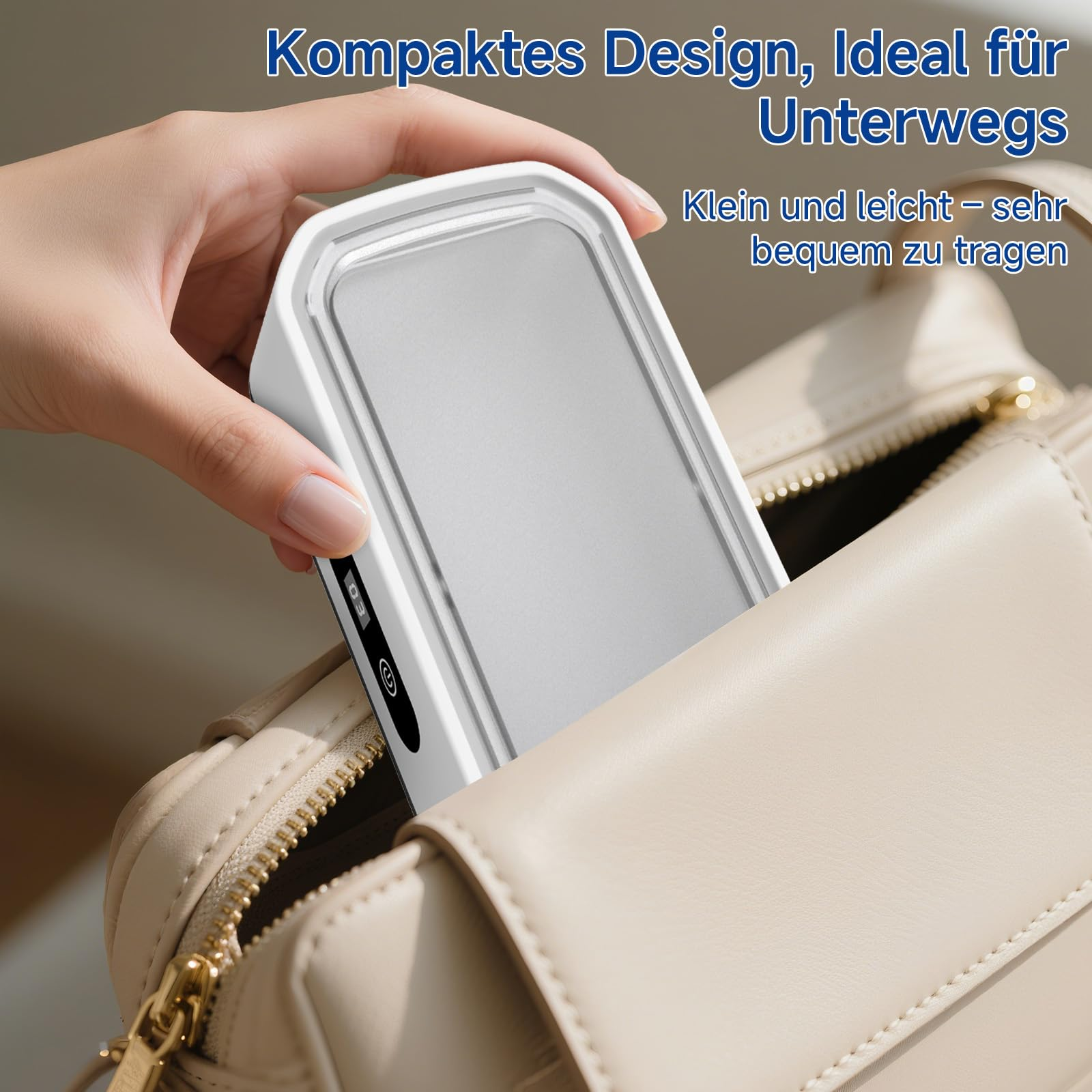 Eine Hand legt ein weißes, rechteckiges Gerät in eine beige Handtasche.
