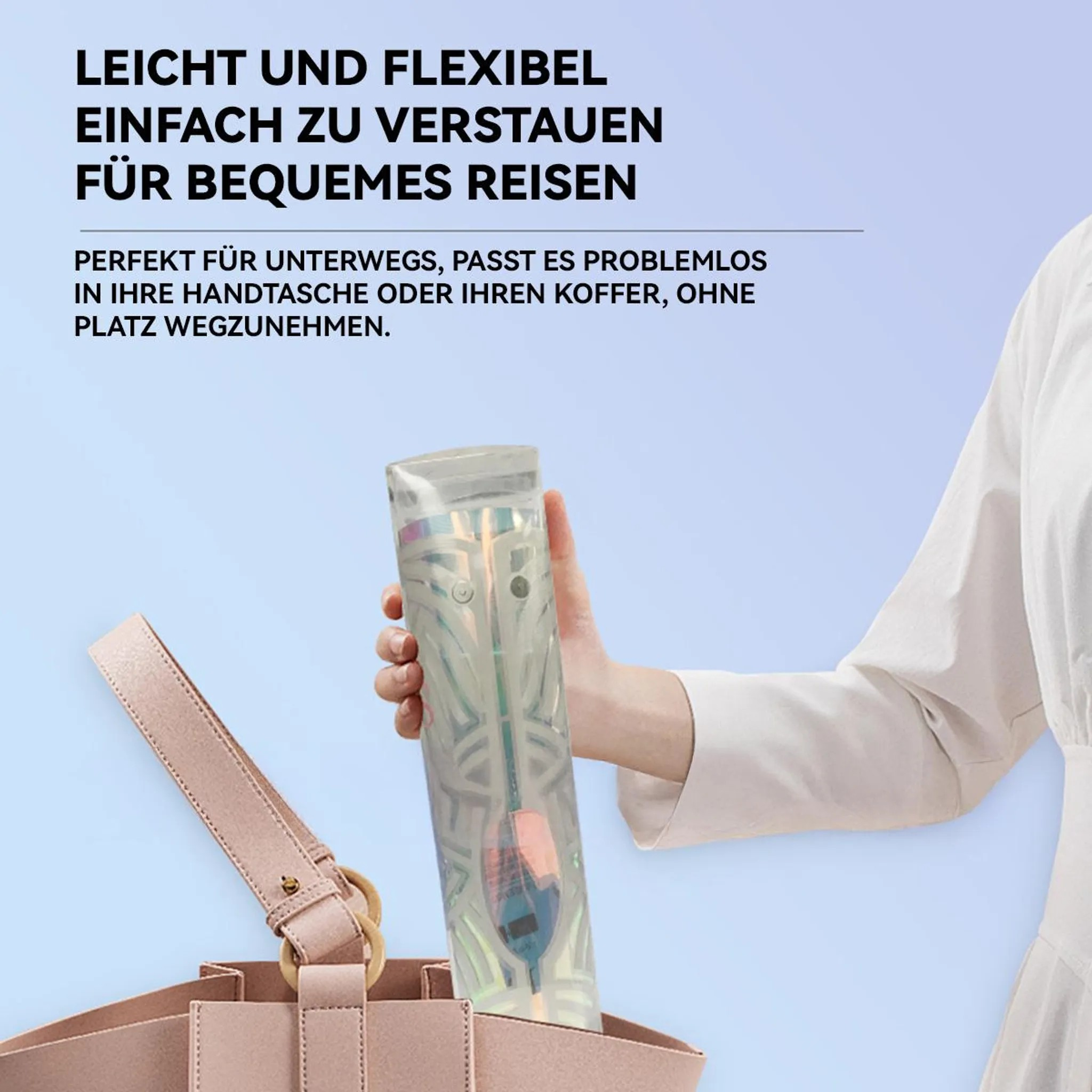 Eine Hand hält eine durchsichtige Hülle mit einem Gegenstand darin, über einer Tasche.