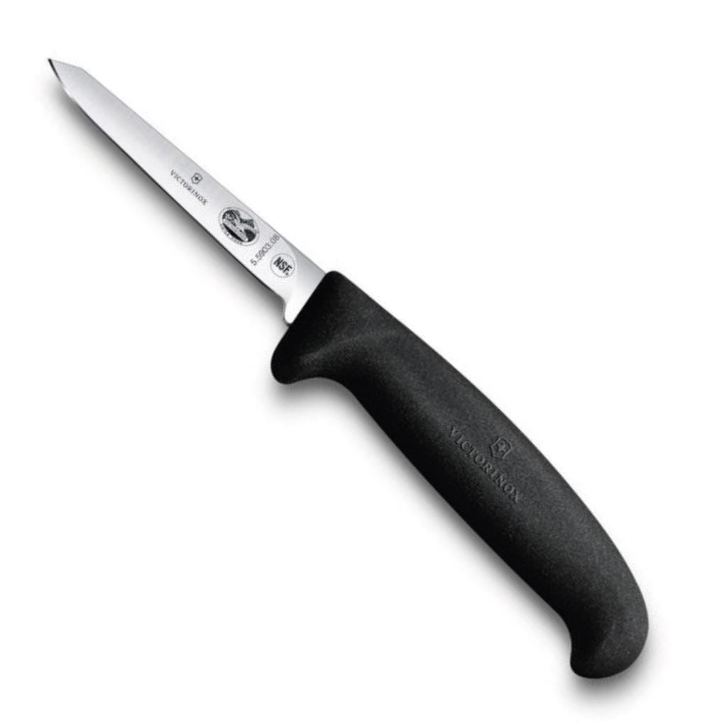 Siyah saplı sivri uçlu Victorinox bıçağı beyaz zeminde duruyor.