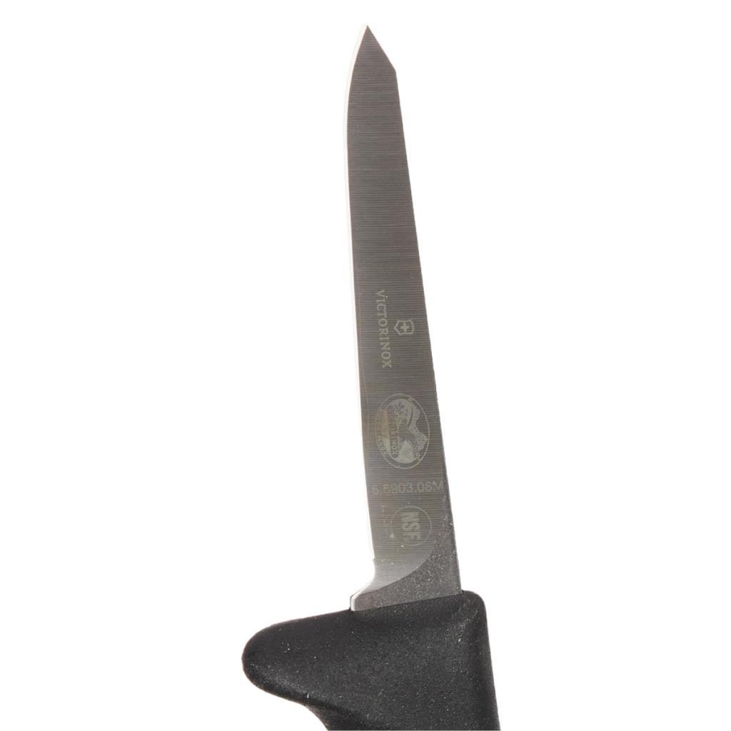 Siyah saplı ve Victorinox logolu bıçak ağzının yakın çekimi.