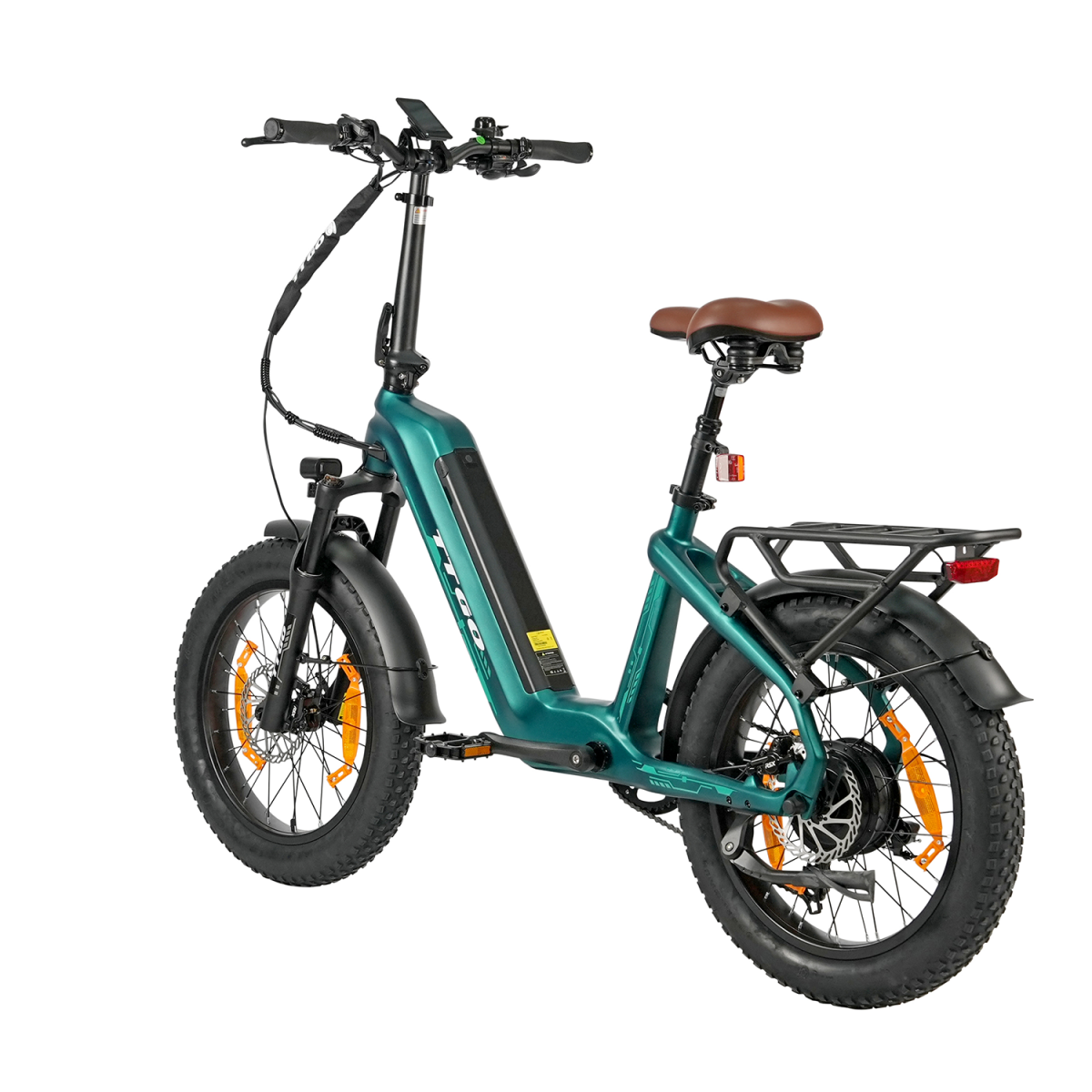 Zielony rower elektryczny fat-tire z brązowym siodłem i czarnym bagażnikiem. Białe tło.