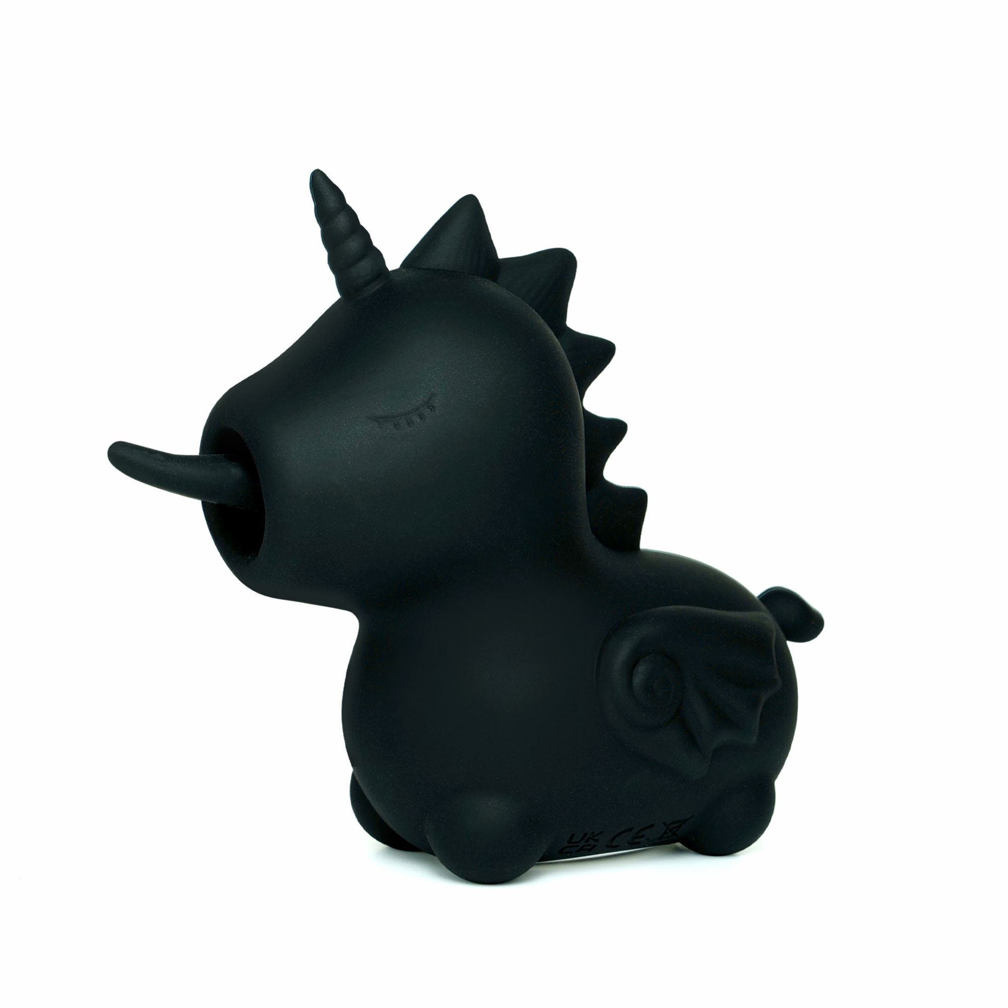 Ein schwarzes Einhorn-Spielzeug mit Flügeln und einem Horn auf dem Kopf.