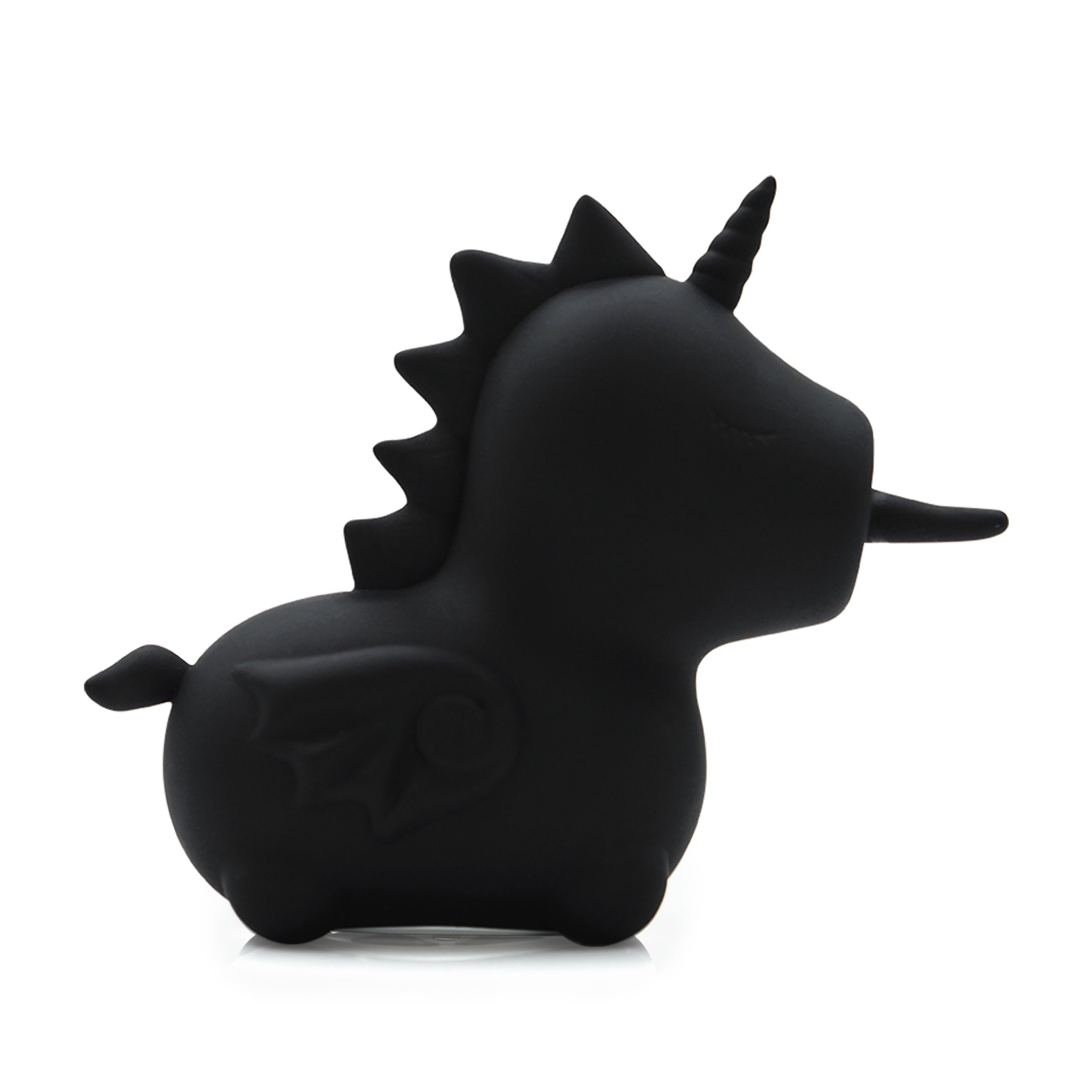 Ein schwarzer Einhorn-Spielzeug mit Flügeln und einem Horn, auf weißem Hintergrund.