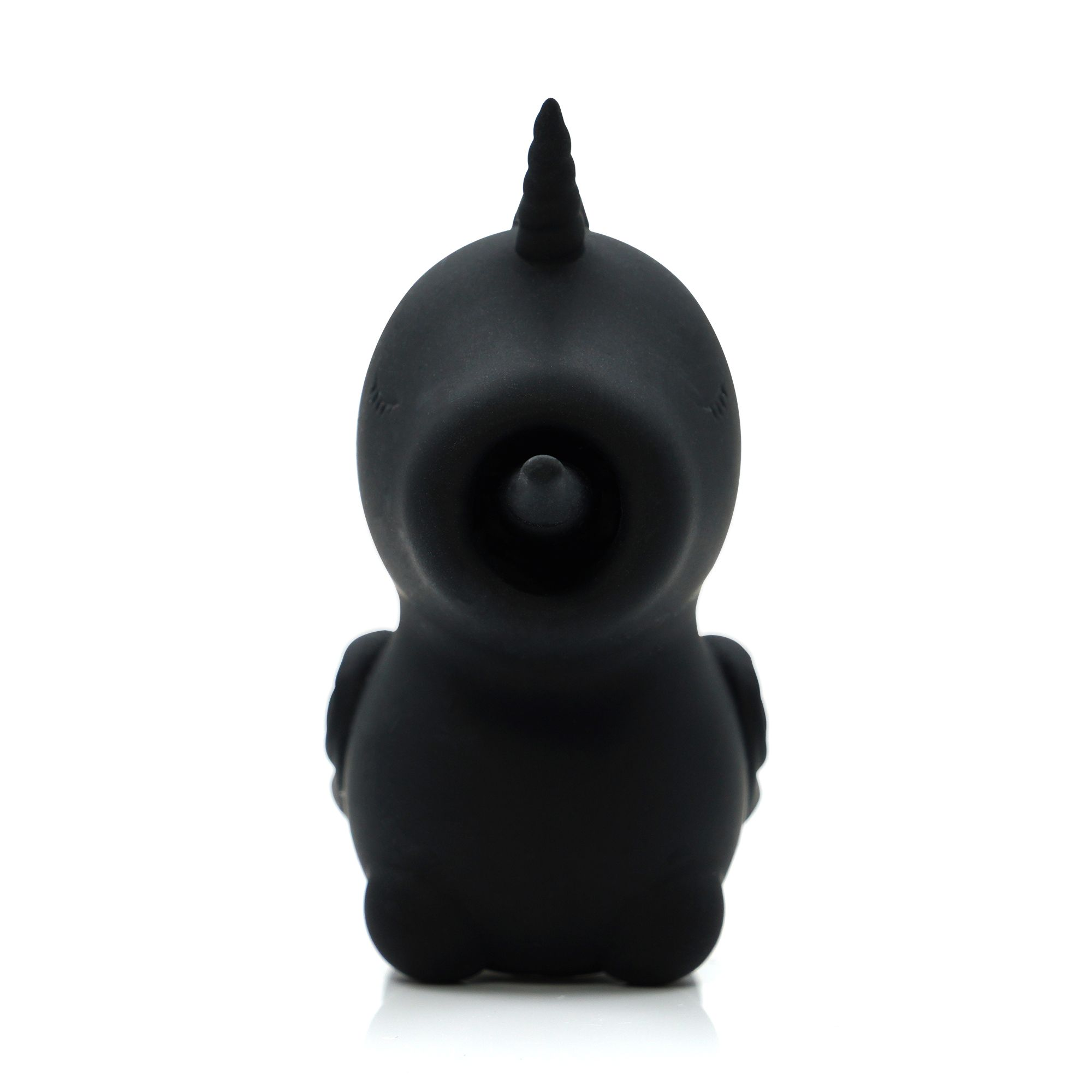 Ein schwarzes, vogelähnliches Objekt mit einem kegelförmigen Horn auf dem Kopf.