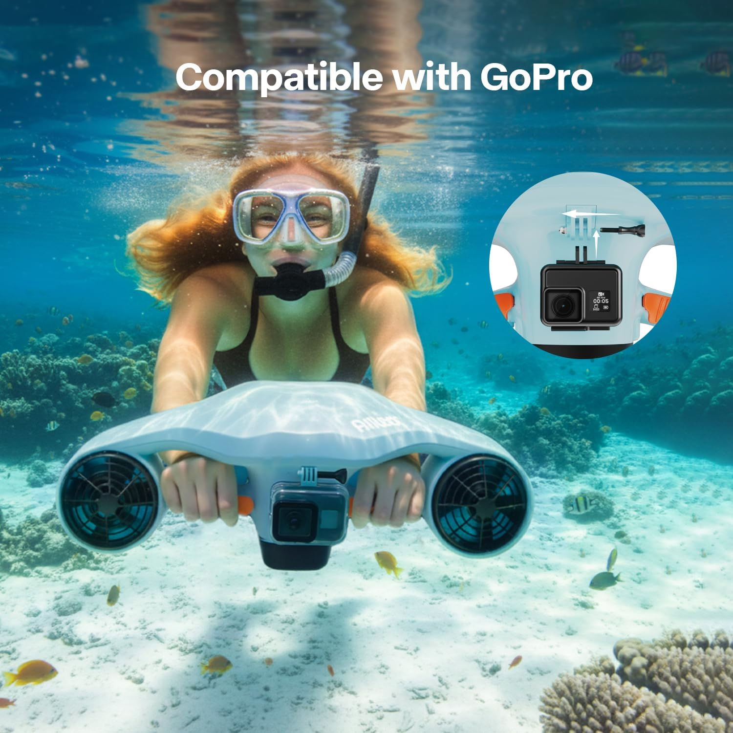 Mujer nada con scooter submarino y GoPro en arrecife de coral.