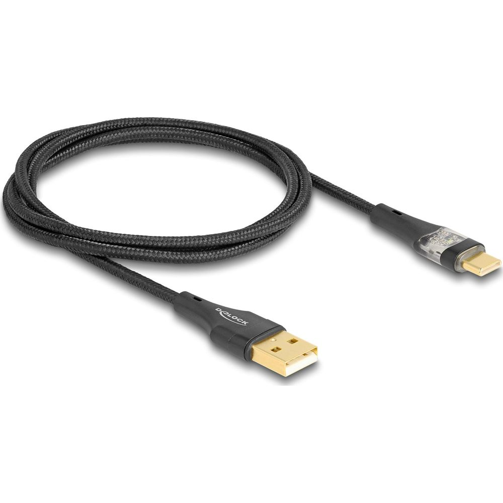 Ein geflochtenes schwarzes USB-A zu Lightning Kabel auf weißem Grund.