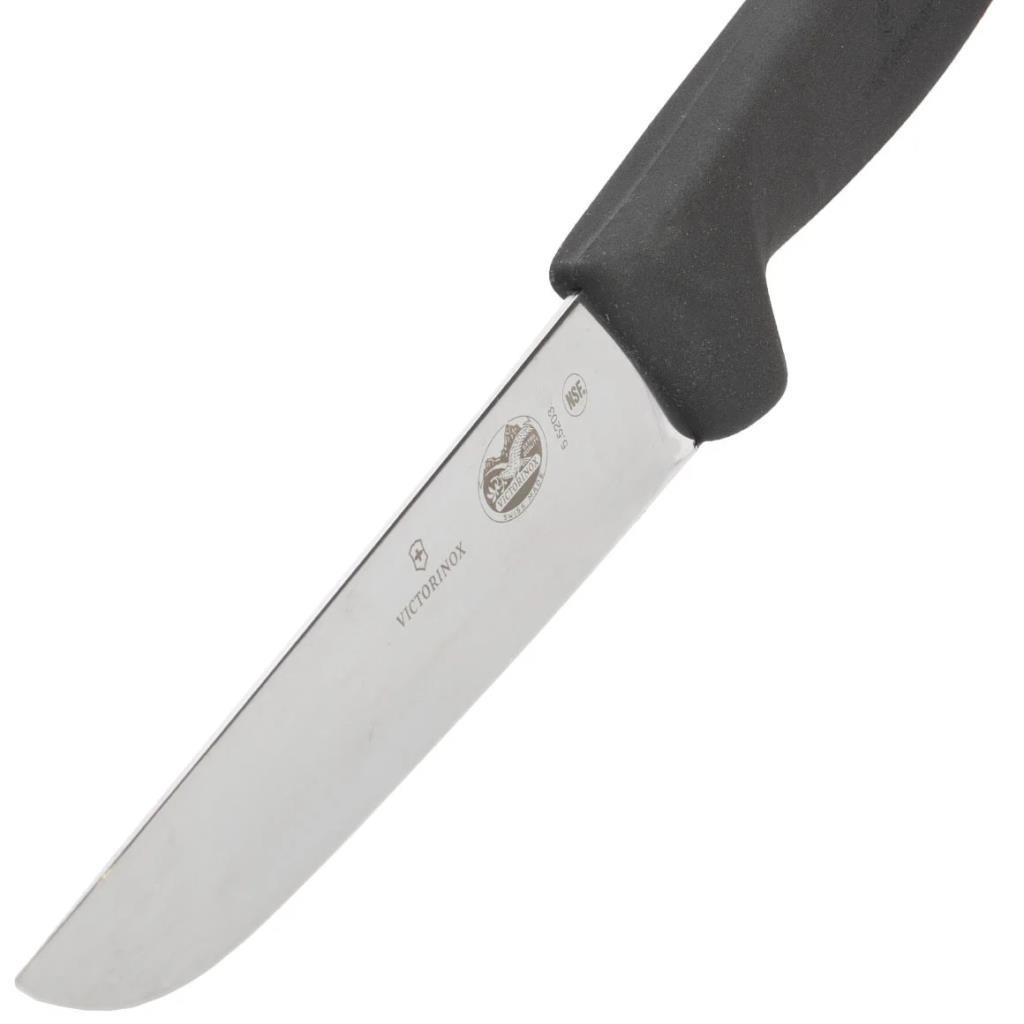Siyah saplı gümüş Victorinox bıçağı beyaz zeminde duruyor.