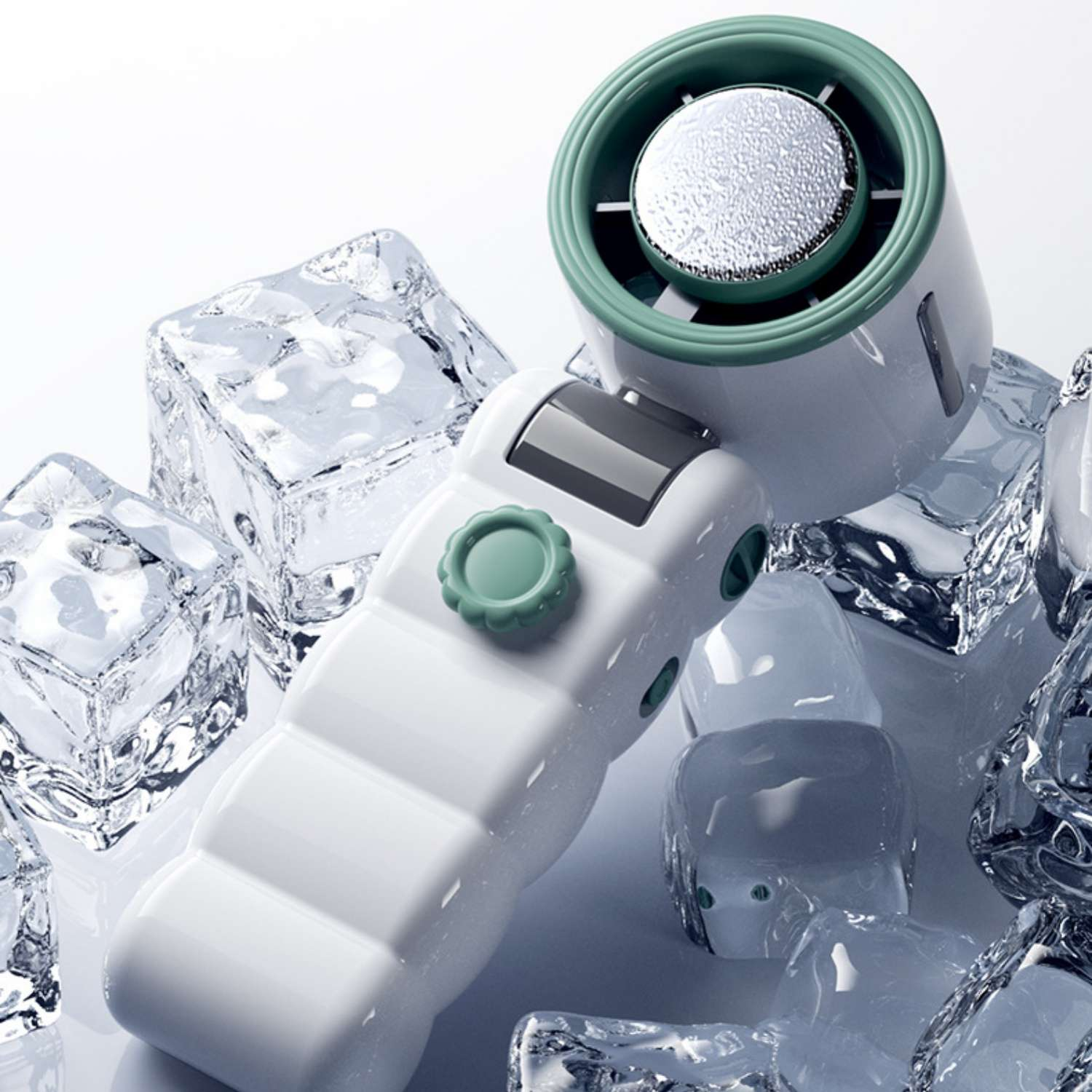 Ein weißer Lüfter mit grünem Rand liegt auf Eiswürfeln.