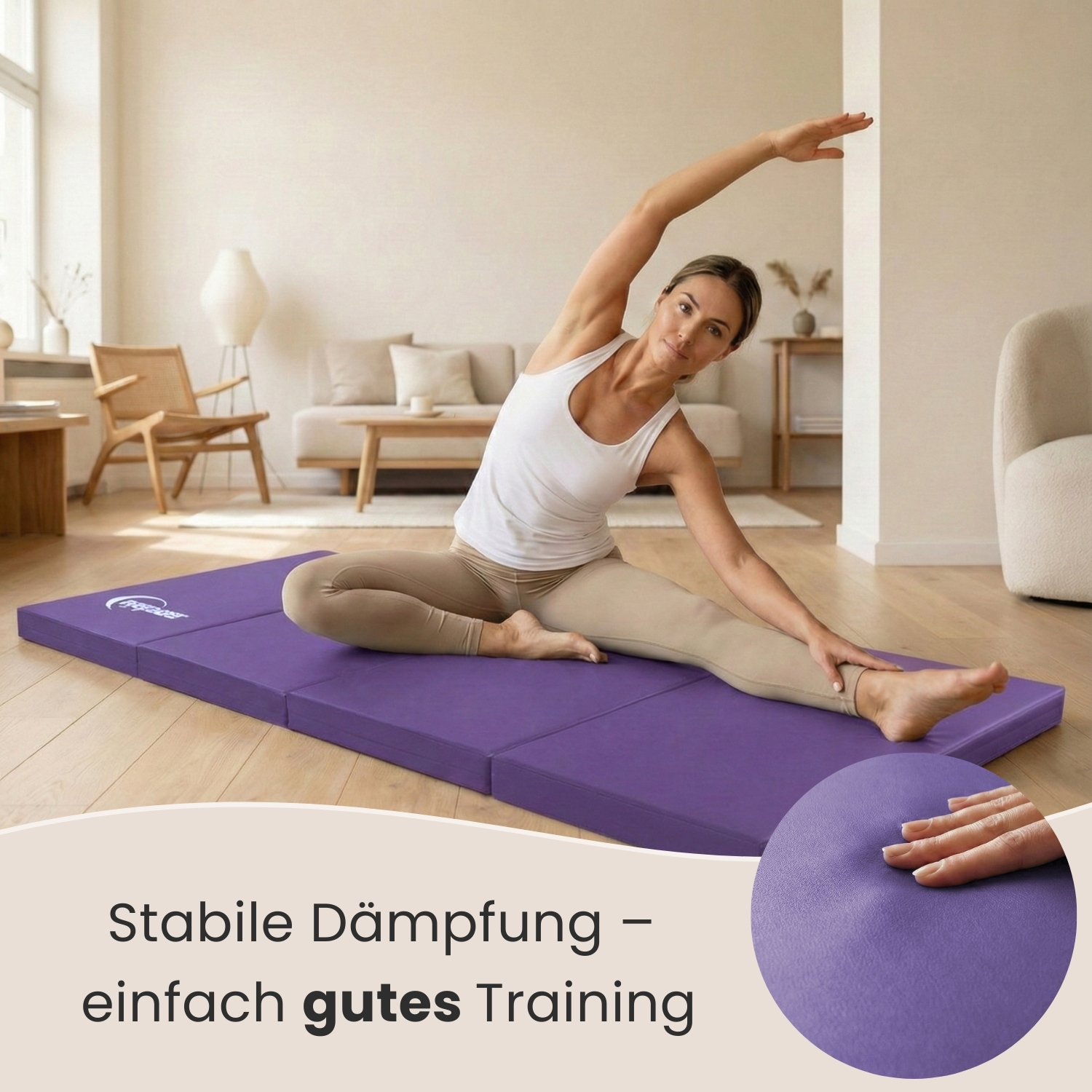 Frau dehnt sich auf einer violetten Matte in einem hellen Wohnzimmer.