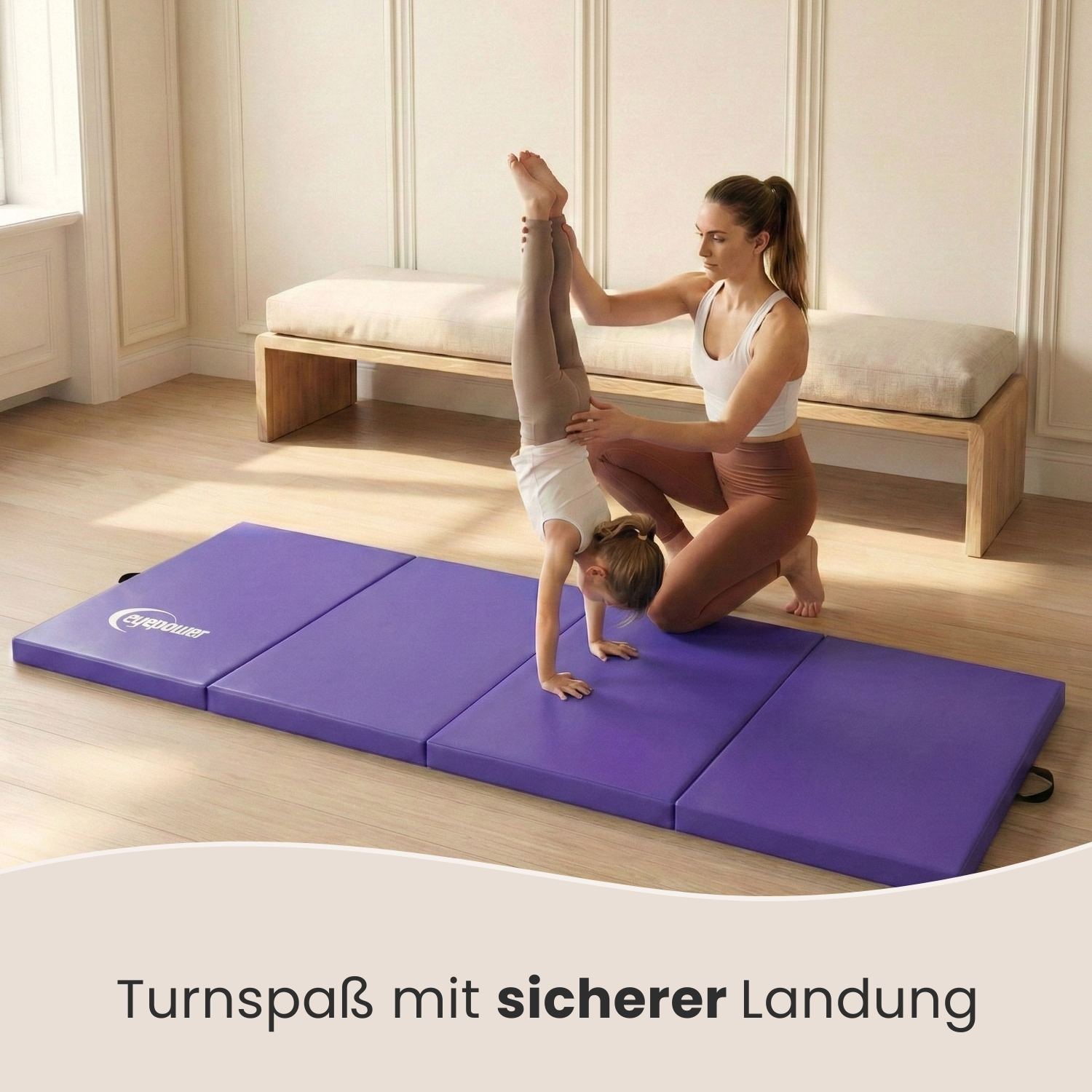 Eine Frau hilft einem Kind bei einem Handstand auf einer violetten Matte.