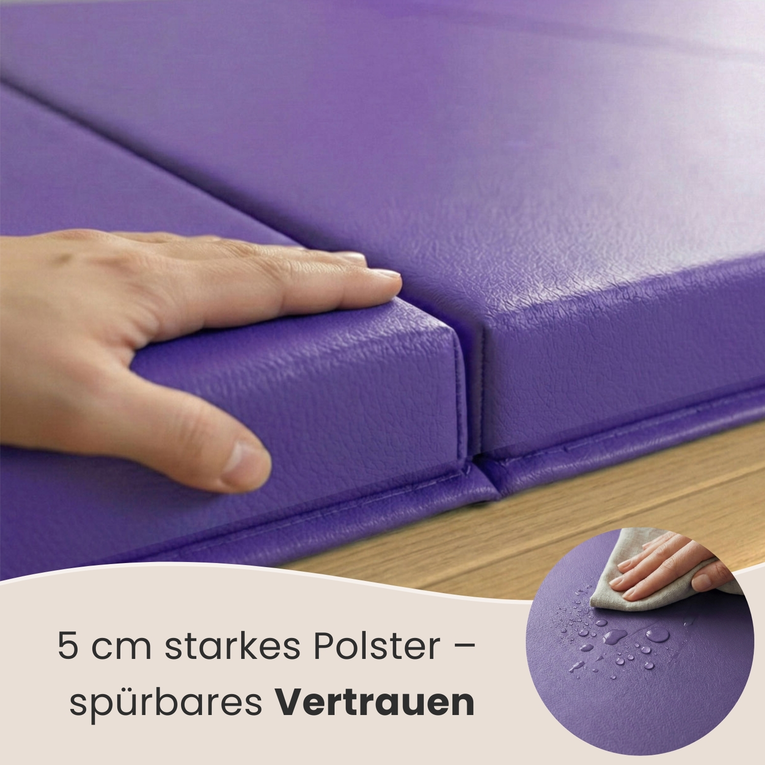 Hand berührt violette Polsterung; Wassertropfen auf Polster.