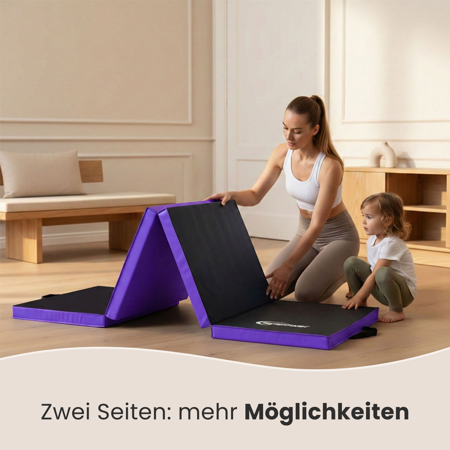 Eine Frau und ein Kind falten eine lila und schwarze Matte in einem hellen Raum.