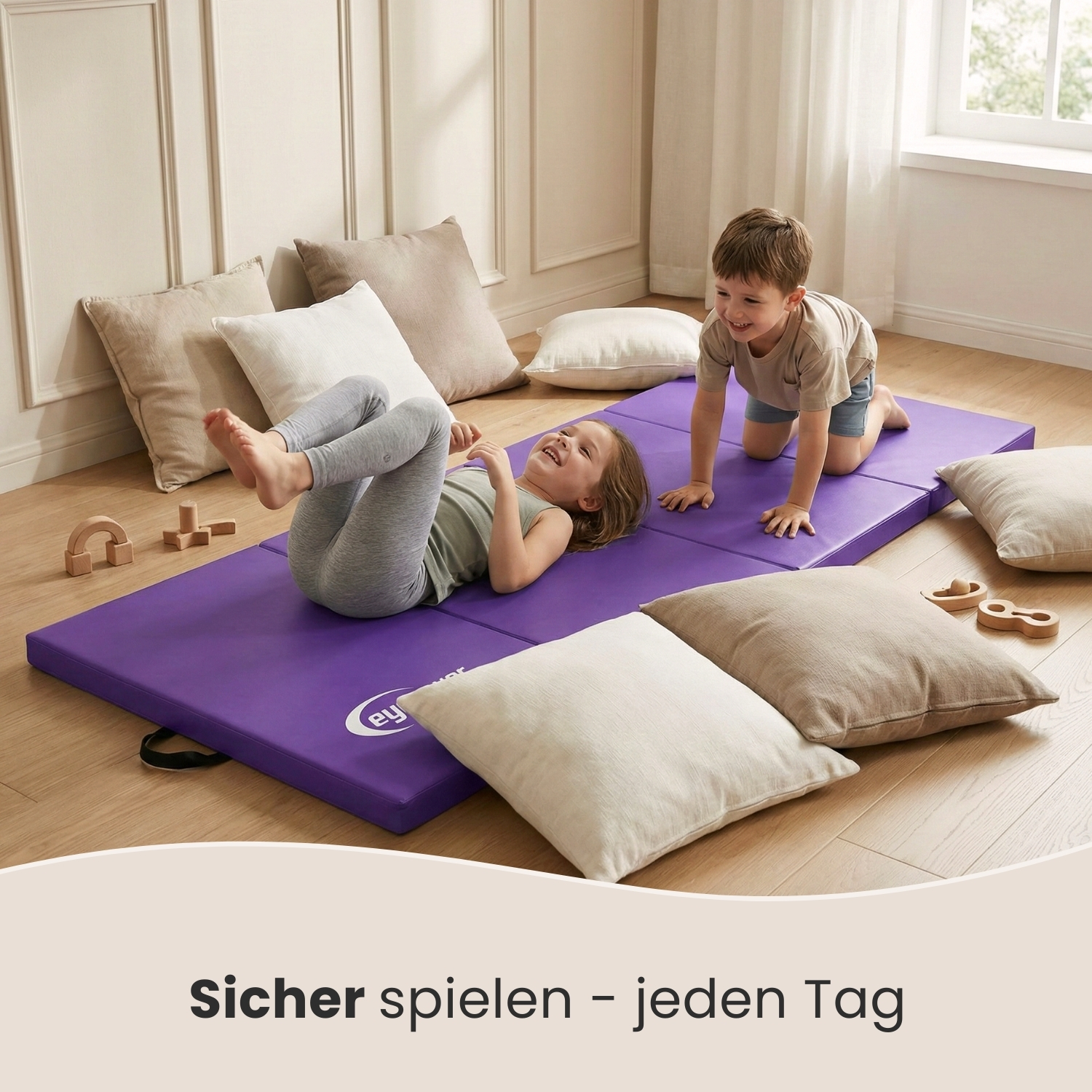 Zwei Kinder spielen auf einer violetten Matte, umgeben von Kissen.