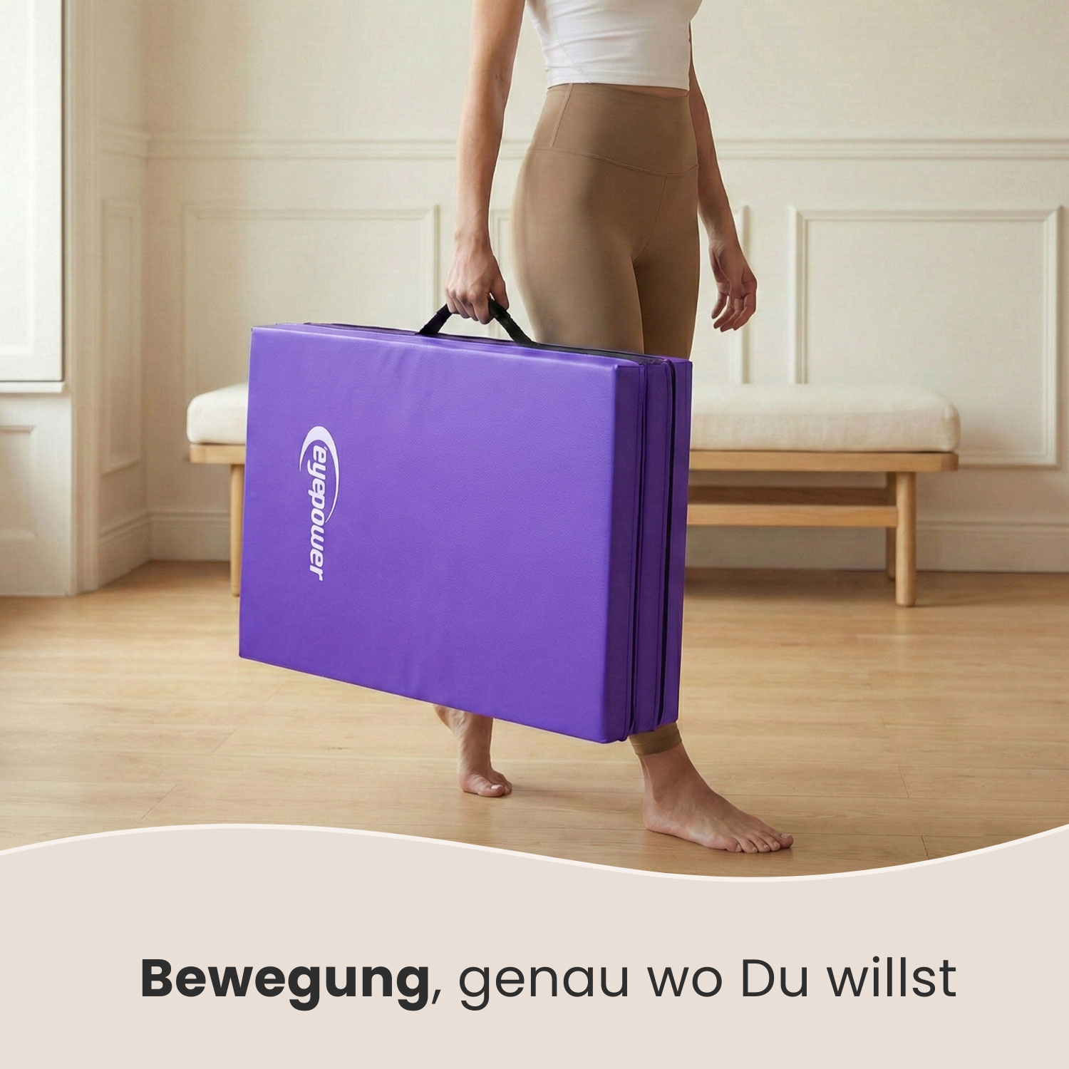Eine Person trägt eine violette, faltbare Matte mit dem Logo 