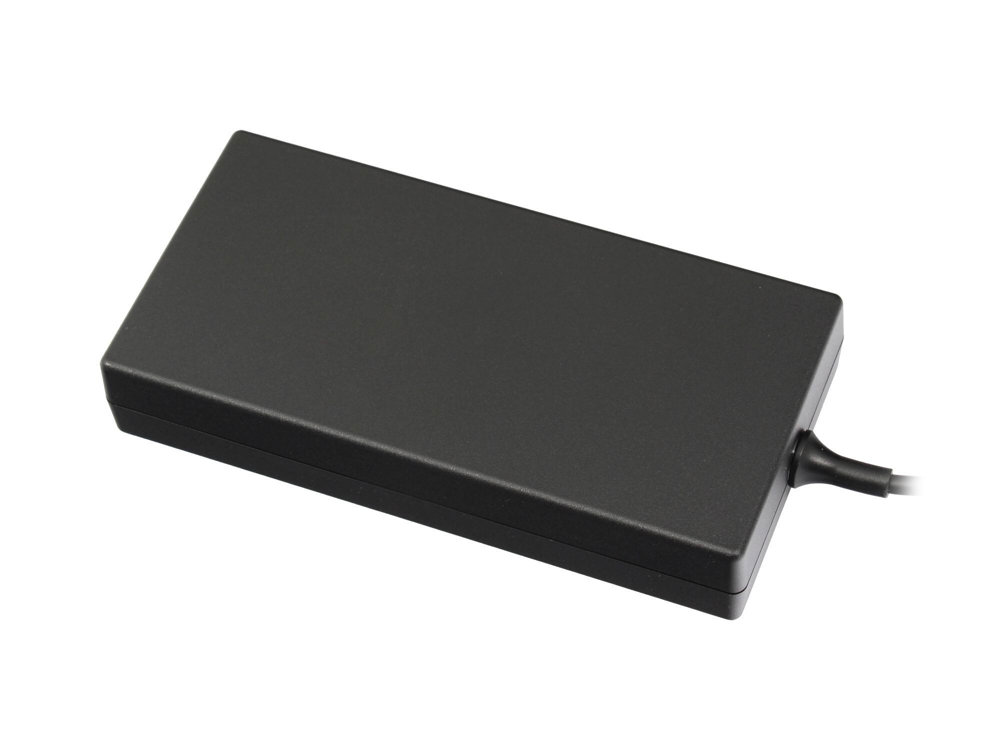 Schwarzes Netzteil mit Kabel, auf weißem Hintergrund.
