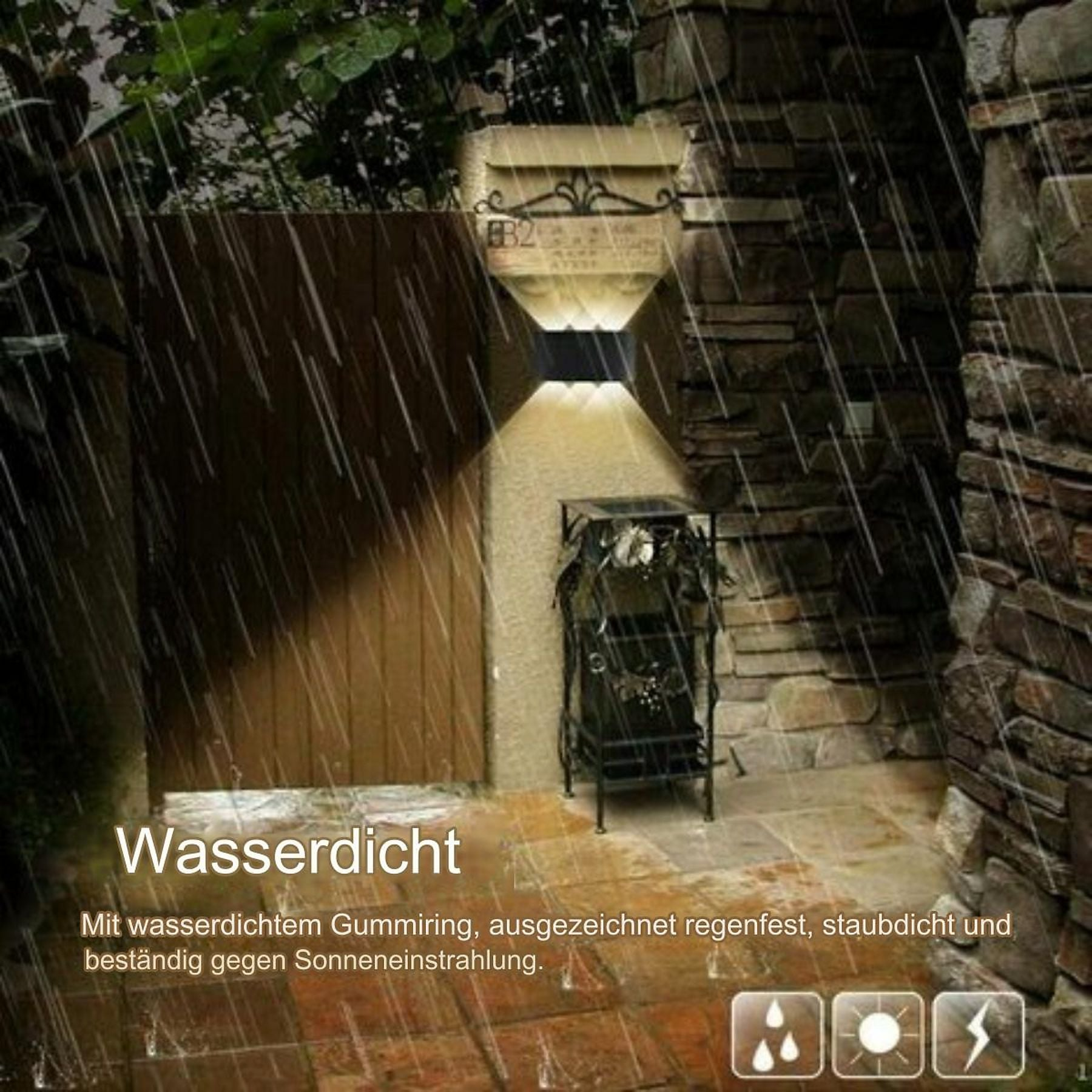 Wasserdichte Wandleuchte im Regen, neben einem Holztor und Steinfassade.