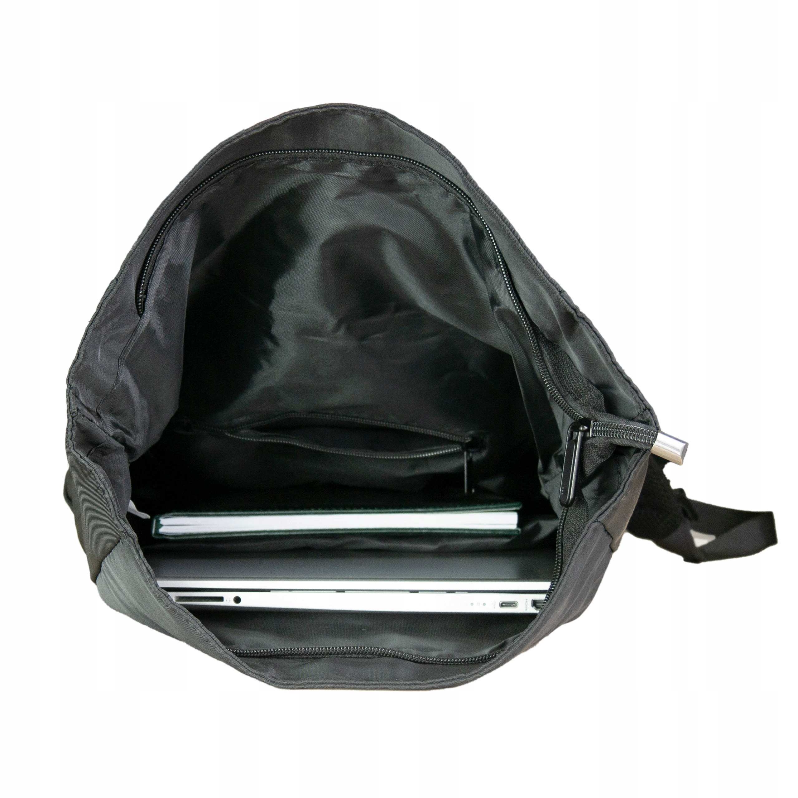 Zaino nero con cerniera aperta, contenente un laptop e un libro.