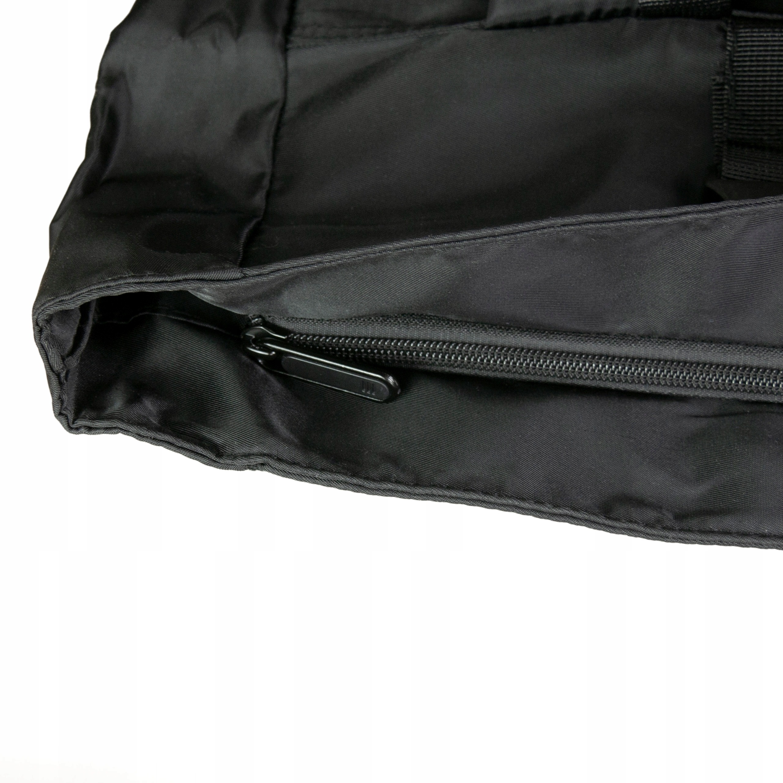 Una borsa di tessuto nera con chiusura a zip è mostrata su sfondo bianco.