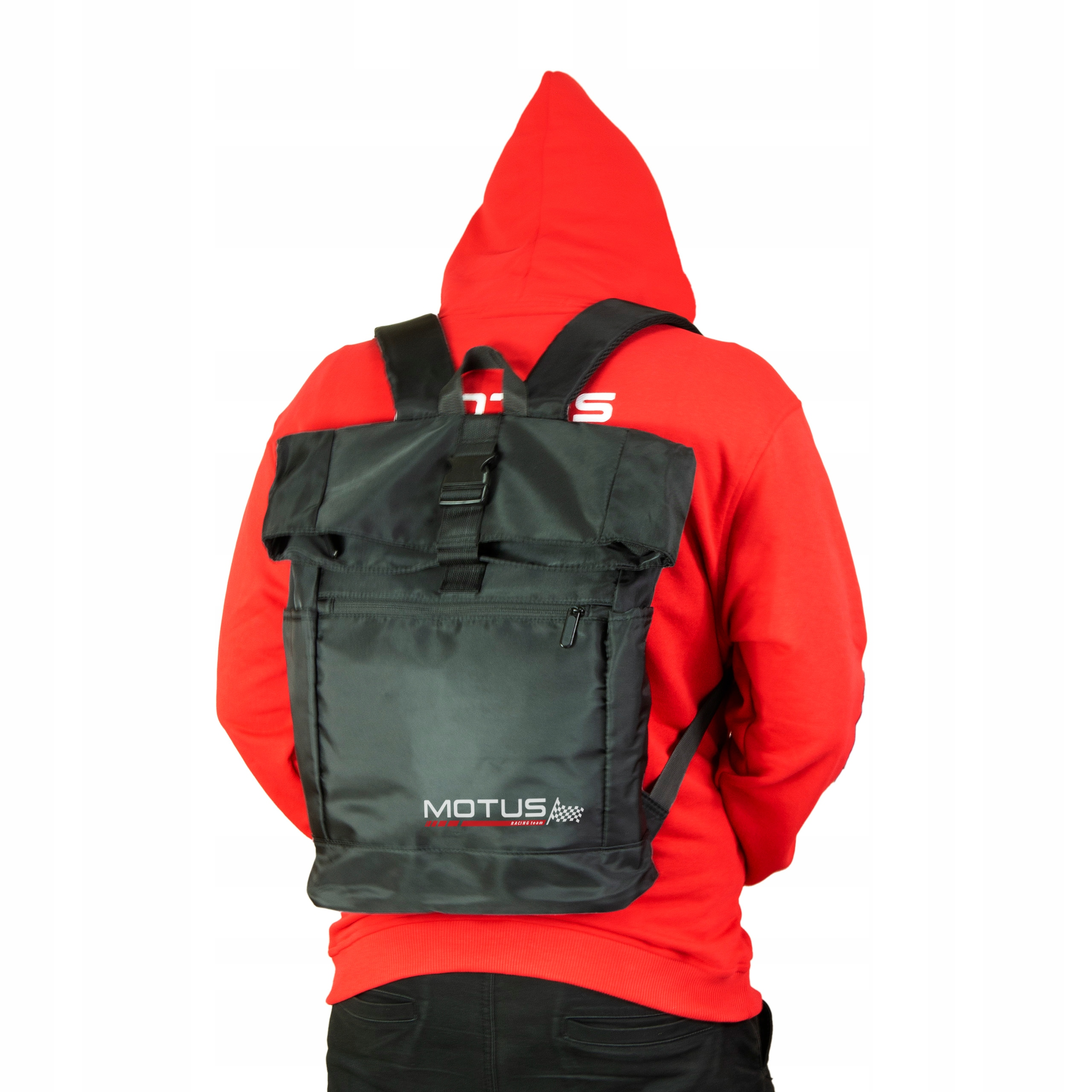 Persona con felpa rossa e zaino nero, logo sullo zaino.