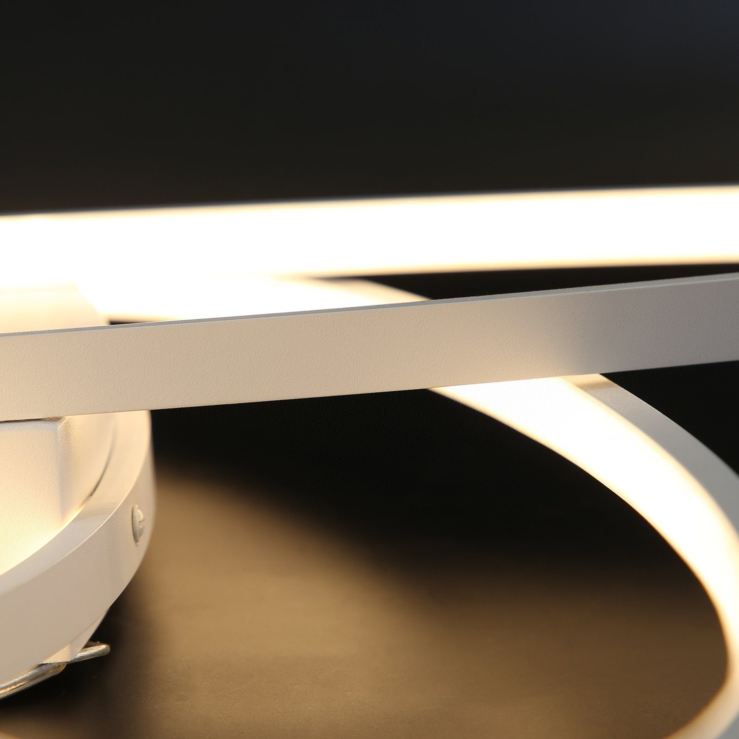 Ein modernes, weißes Lichtdesign mit geschwungenen Elementen und hellem Licht.