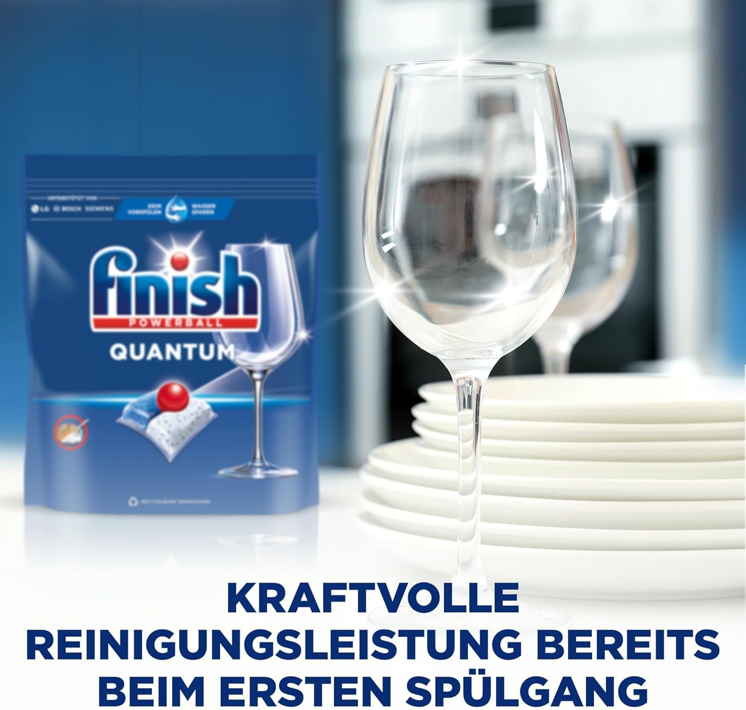 Finish Quantum Spülmittelpackung neben glänzenden Weingläsern und Tellern.