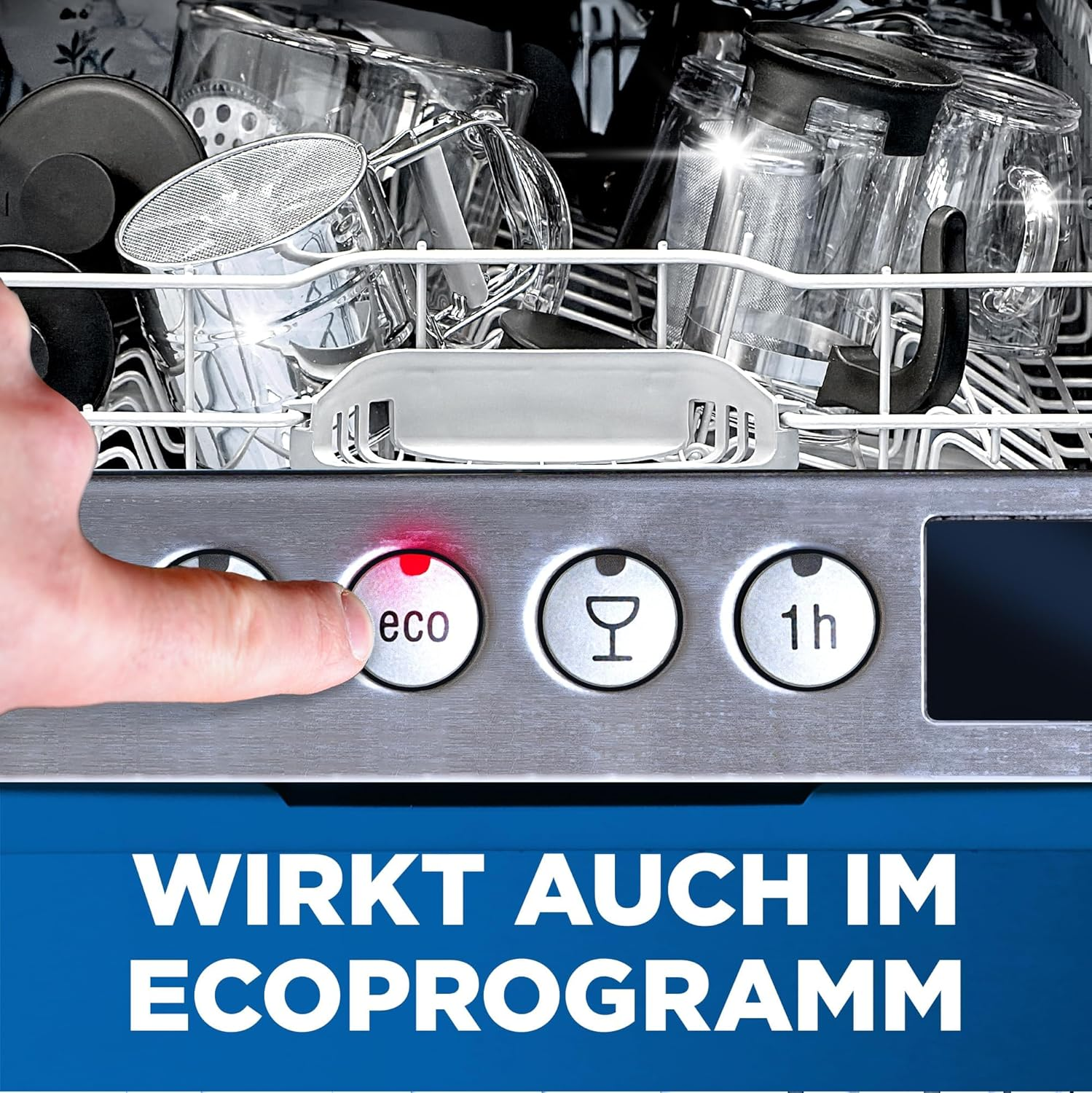 Finger drückt 'eco'-Taste am Geschirrspüler. Geschirr drin.