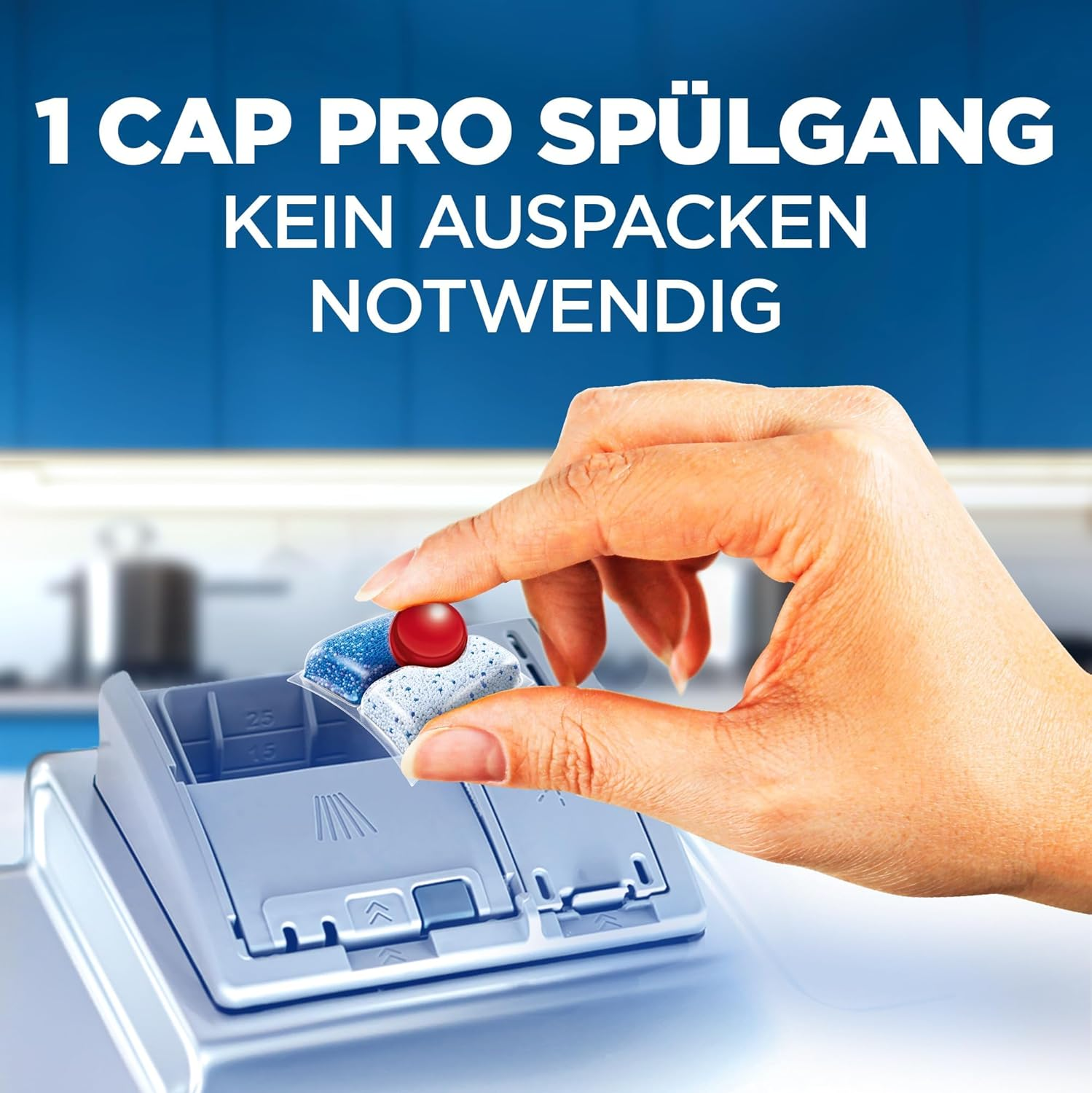 Eine Hand hält einen Spülmaschinen-Tab mit rotem Punkt über dem Fach.