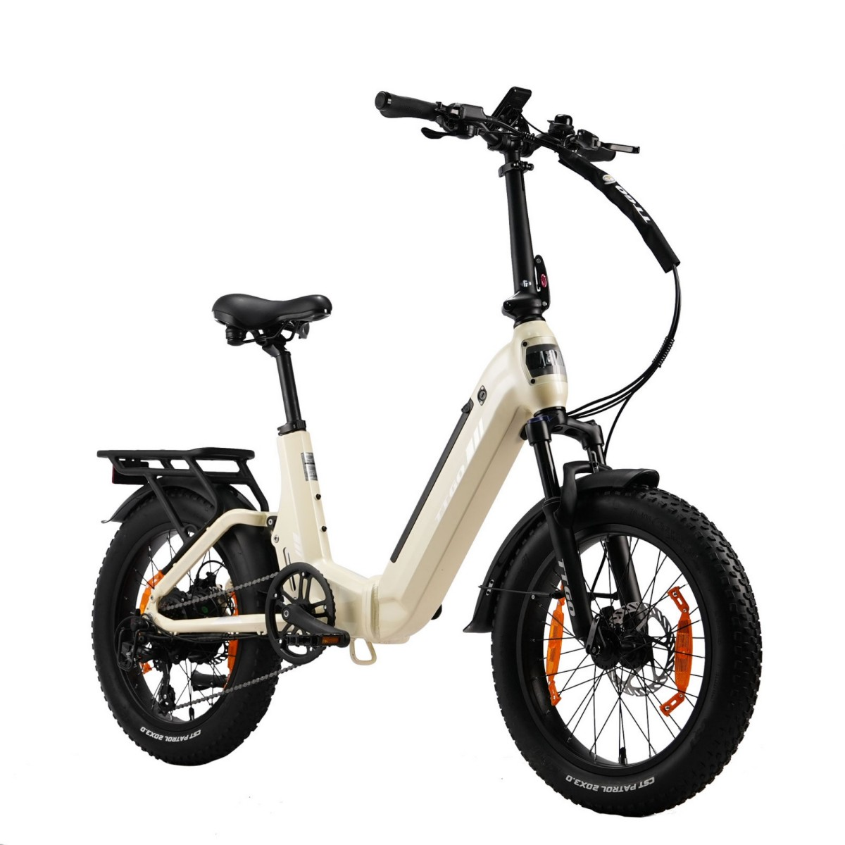 Kremowy składany rower elektryczny z grubymi oponami i bagażnikiem.