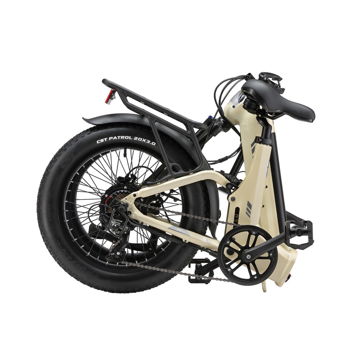 Beżowy składany rower elektryczny z grubymi oponami i bagażnikiem.